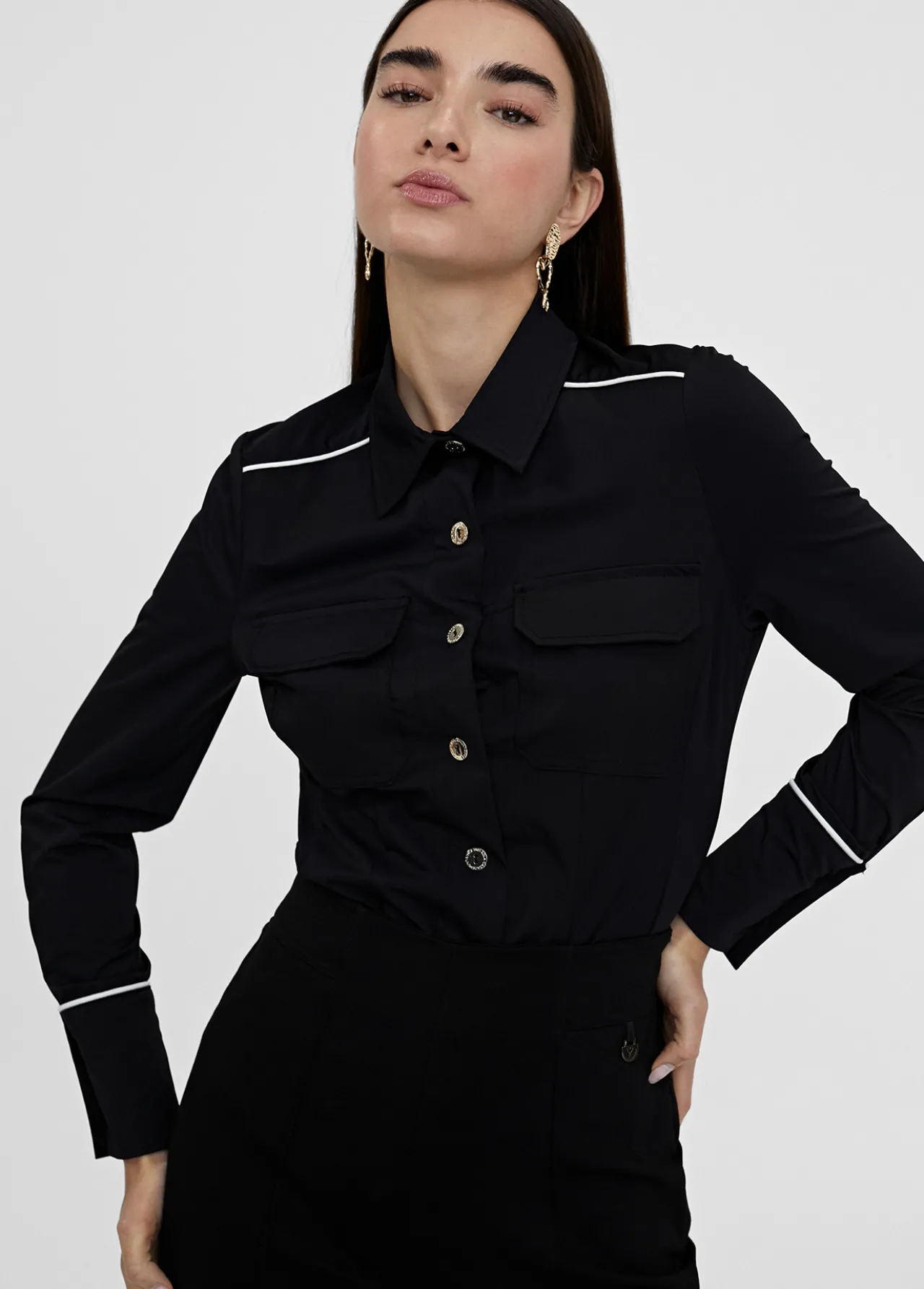 camisa_strech_con_vivo_contraste_1.webp Lola Casademunt Camisas Y Blusas<Camisa strech con vivo contraste NEGRO