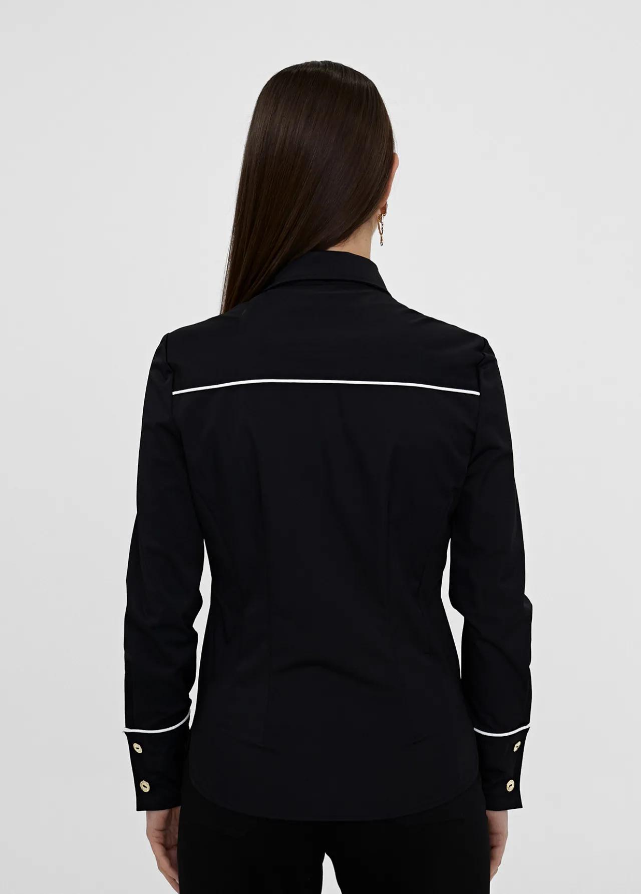 camisa_strech_con_vivo_contraste_2.webp Lola Casademunt Camisas Y Blusas<Camisa strech con vivo contraste NEGRO