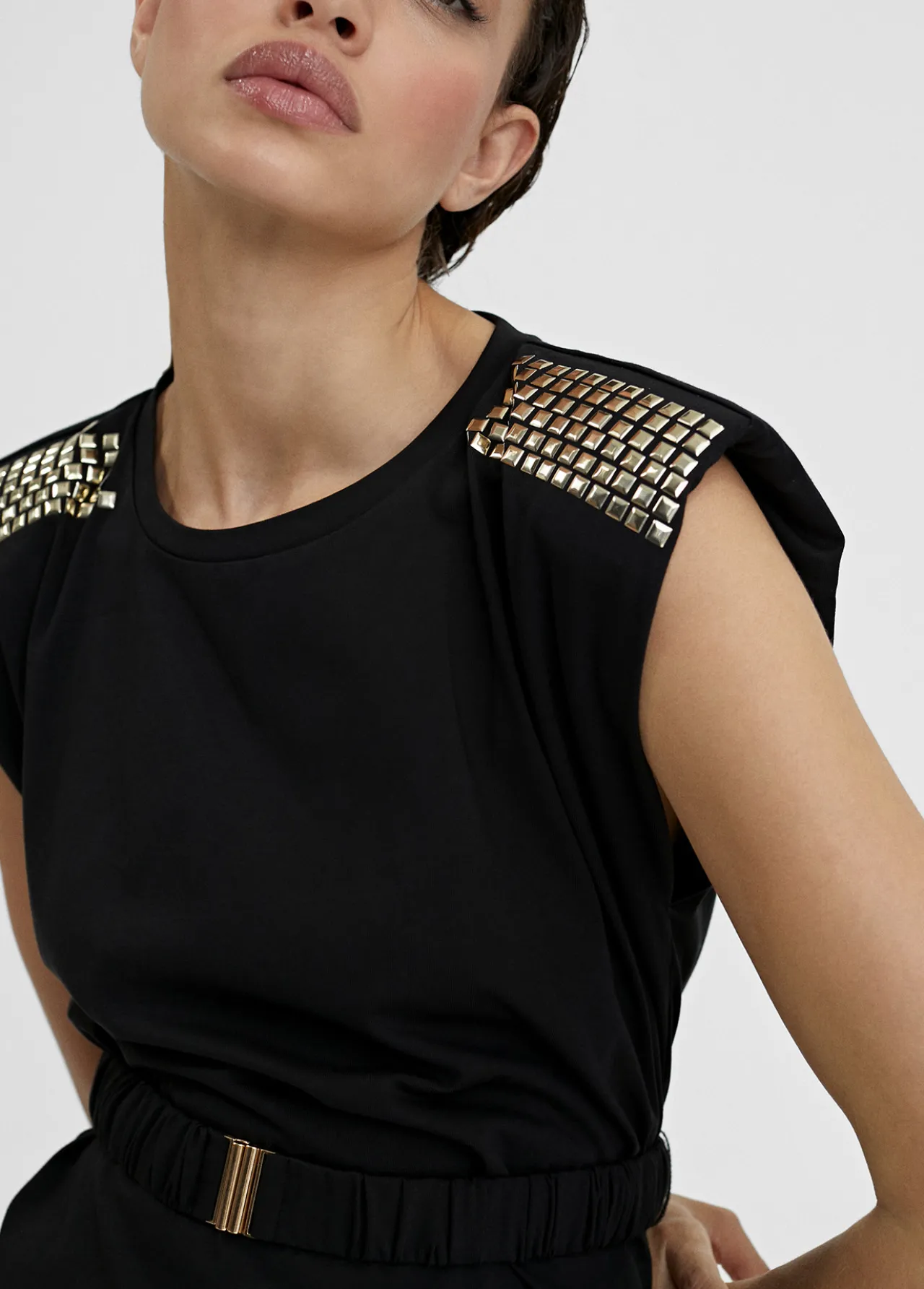 camiseta_con_cinturon_1.webp Lola Casademunt Camisetas Y Tops<Camiseta con cinturon BLANCO