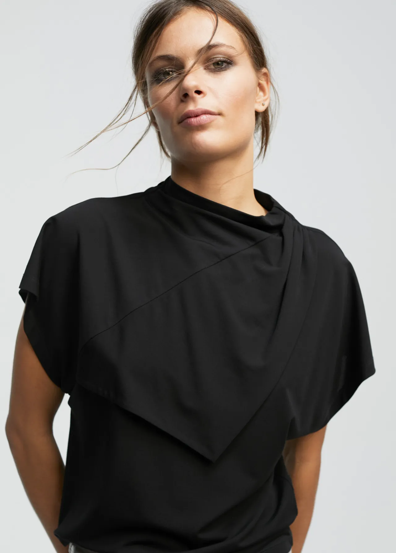 camiseta_cuello_perkins_1.webp Lola Casademunt Camisetas Y Tops<Camiseta cuello perkins NEGRO