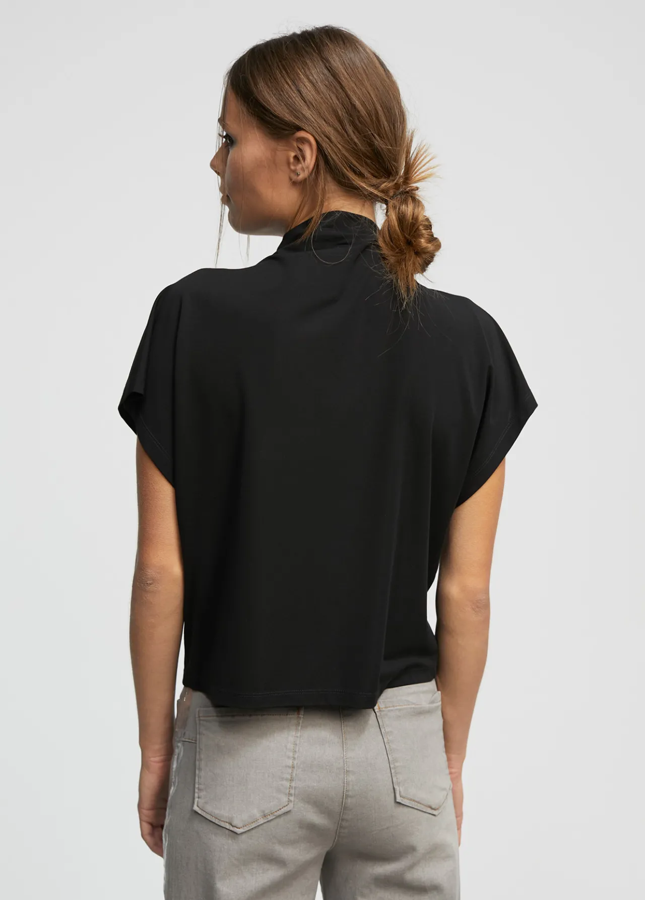 camiseta_cuello_perkins_2.webp Lola Casademunt Camisetas Y Tops<Camiseta cuello perkins NEGRO