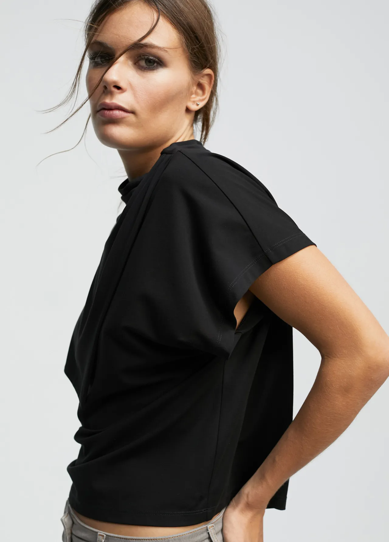camiseta_cuello_perkins_5.webp Lola Casademunt Camisetas Y Tops<Camiseta cuello perkins NEGRO