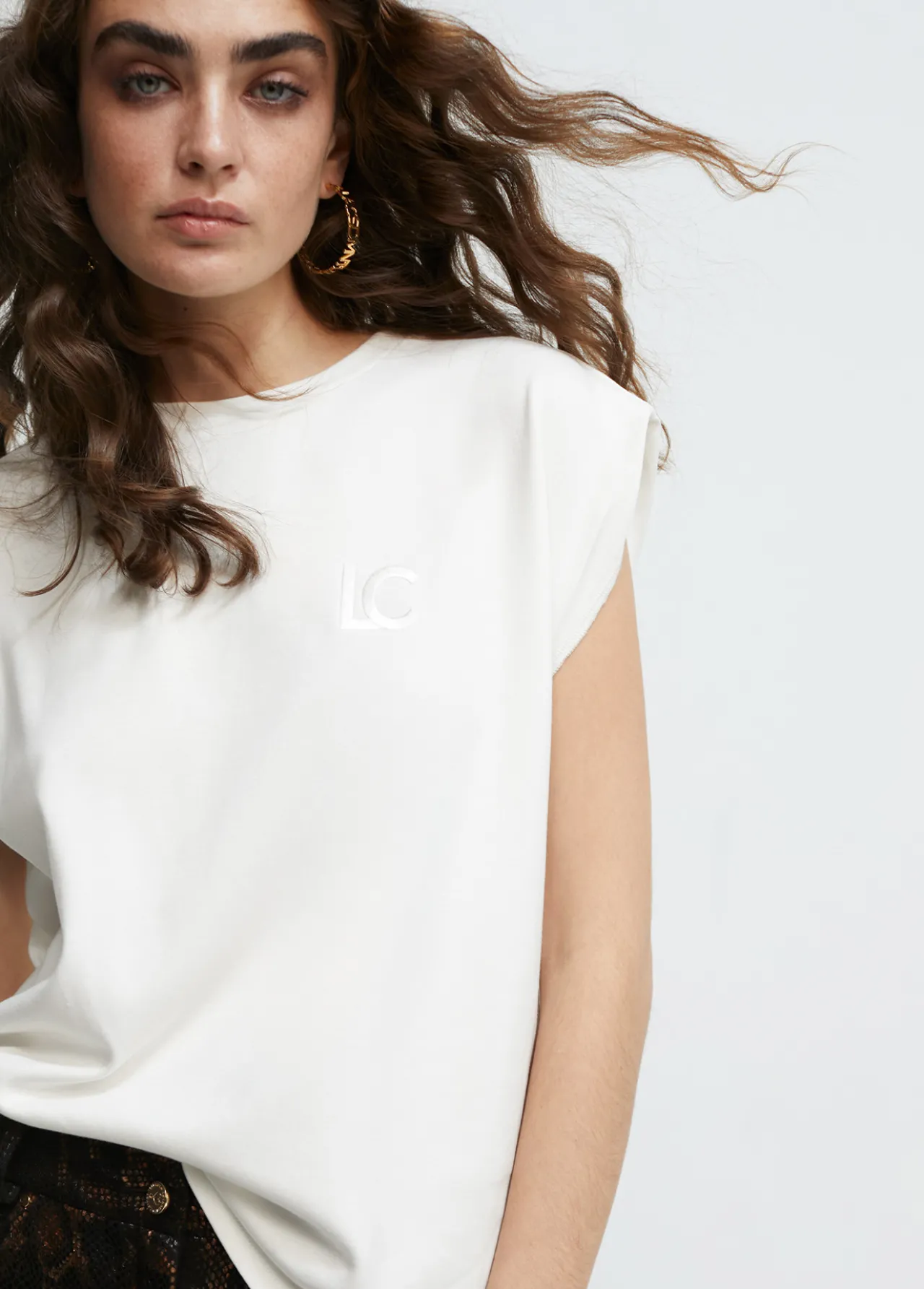 camiseta_detalle_bordado_1.webp Lola Casademunt Camisetas Y Tops<Camiseta detalle bordado BLANCO