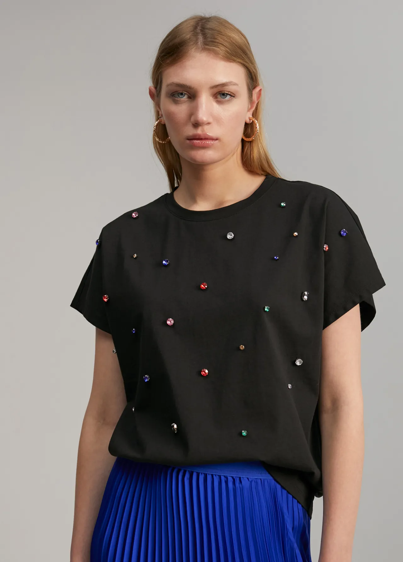camiseta_detalle_joyas_0-1.webp Lola Casademunt Camisetas Y Tops<Camiseta detalle joyas NEGRO