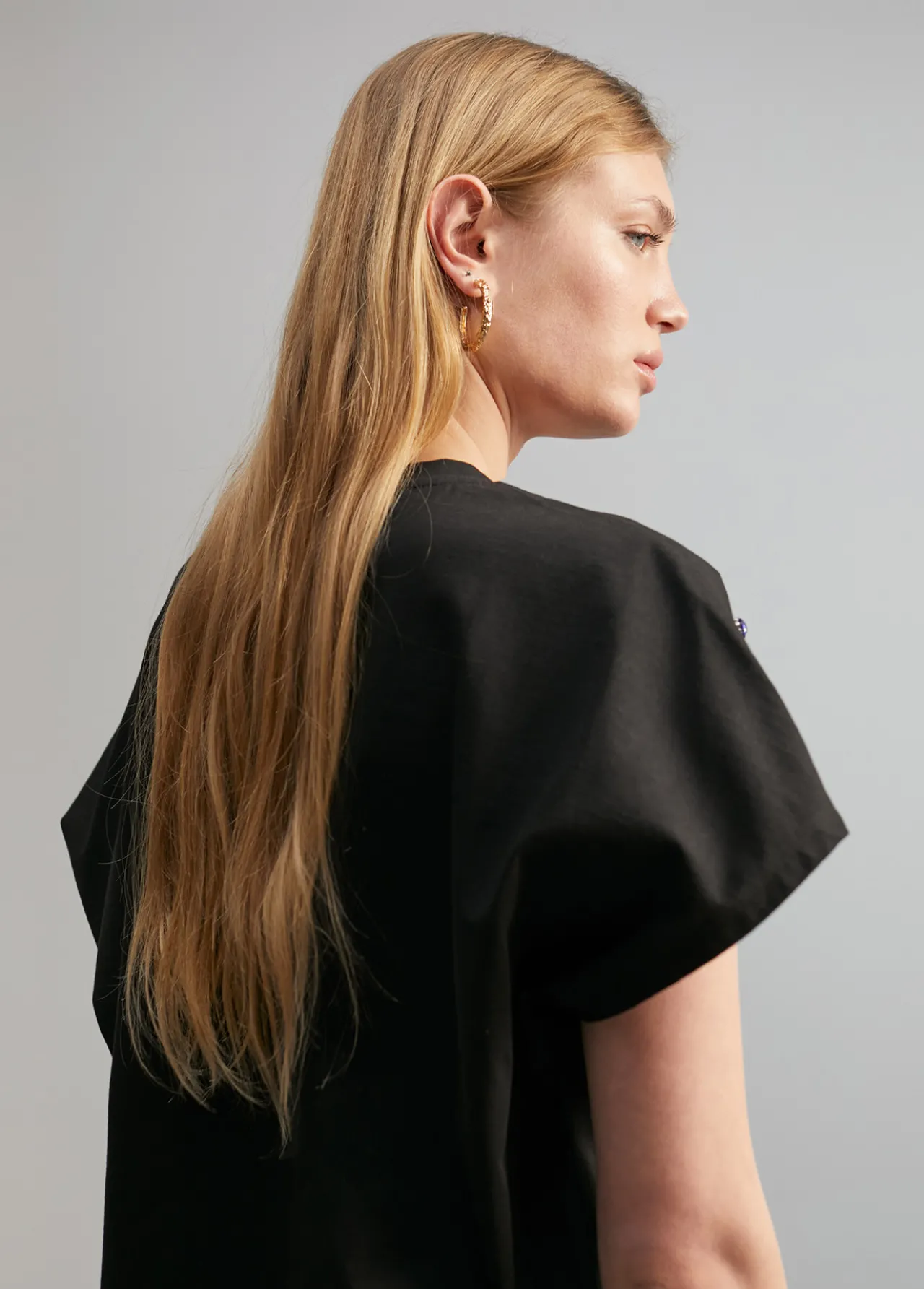camiseta_detalle_joyas_3-1.webp Lola Casademunt Camisetas Y Tops<Camiseta detalle joyas NEGRO