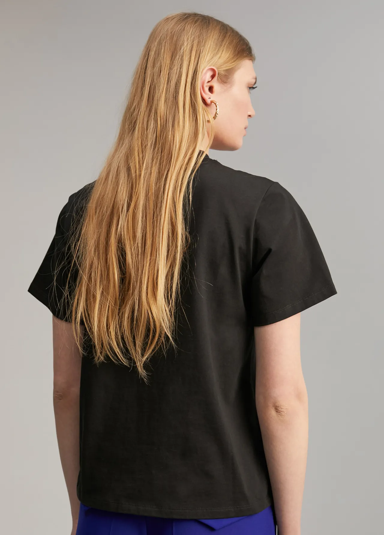 camiseta_detalle_pedrera_4-1.webp Lola Casademunt Camisetas Y Tops<Camiseta detalle pedrería BLANCO