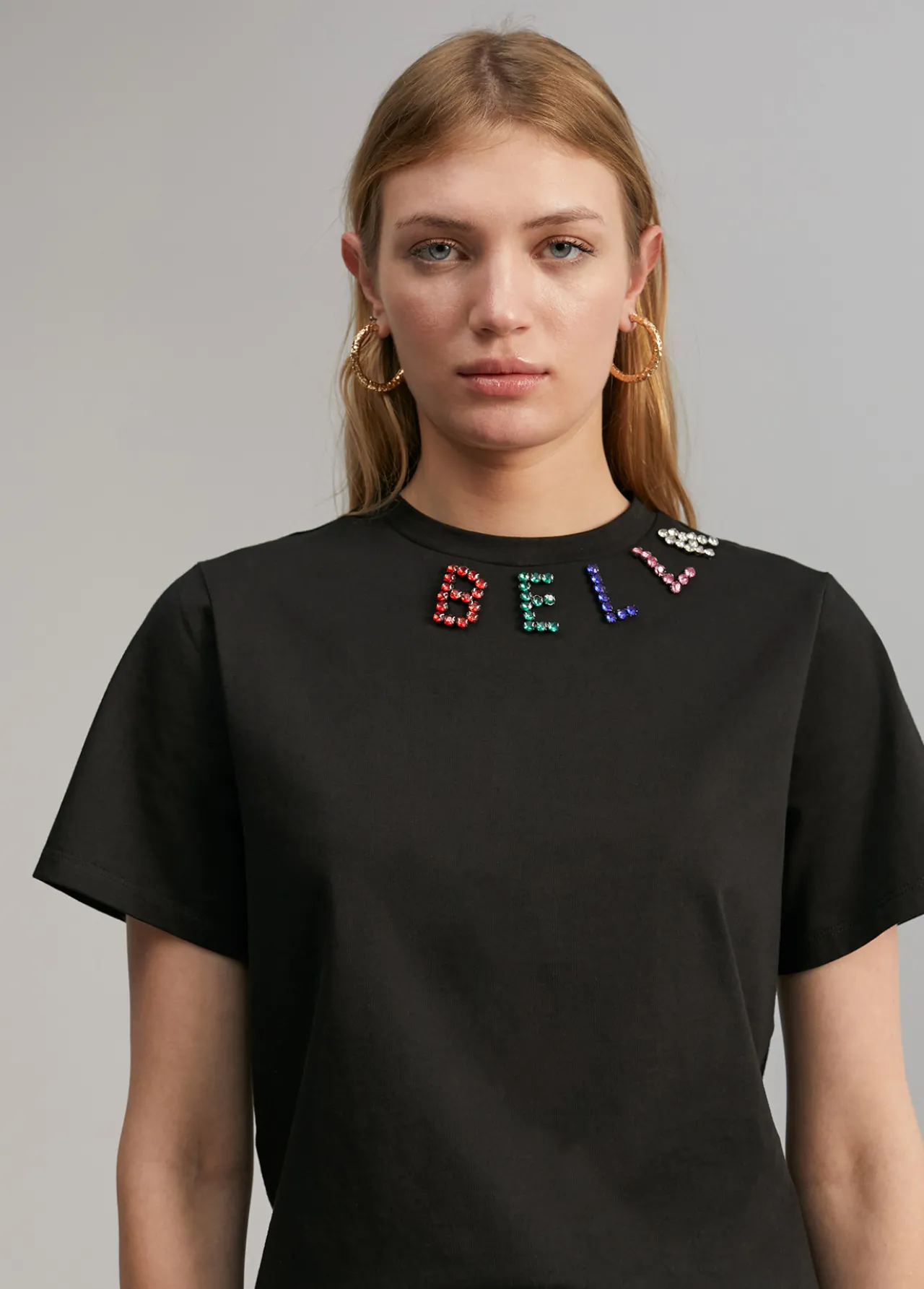 camiseta_detalle_pedrera_5-1.webp Lola Casademunt Camisetas Y Tops<Camiseta detalle pedrería BLANCO