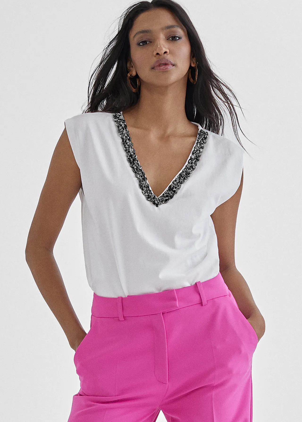 camiseta_escote_joyas_0.webp Lola Casademunt Camisetas Y Tops<Camiseta escote joyas BLANCO