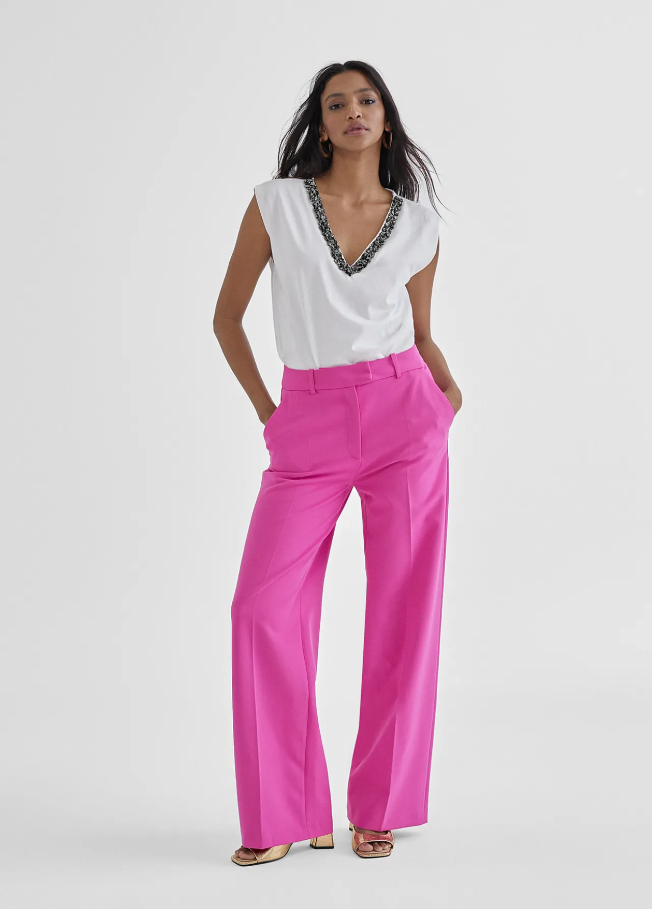 camiseta_escote_joyas_1.webp Lola Casademunt Camisetas Y Tops<Camiseta escote joyas BLANCO