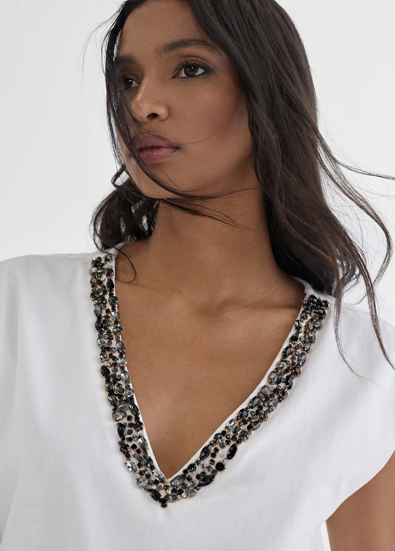 camiseta_escote_joyas_2.webp Lola Casademunt Camisetas Y Tops<Camiseta escote joyas BLANCO
