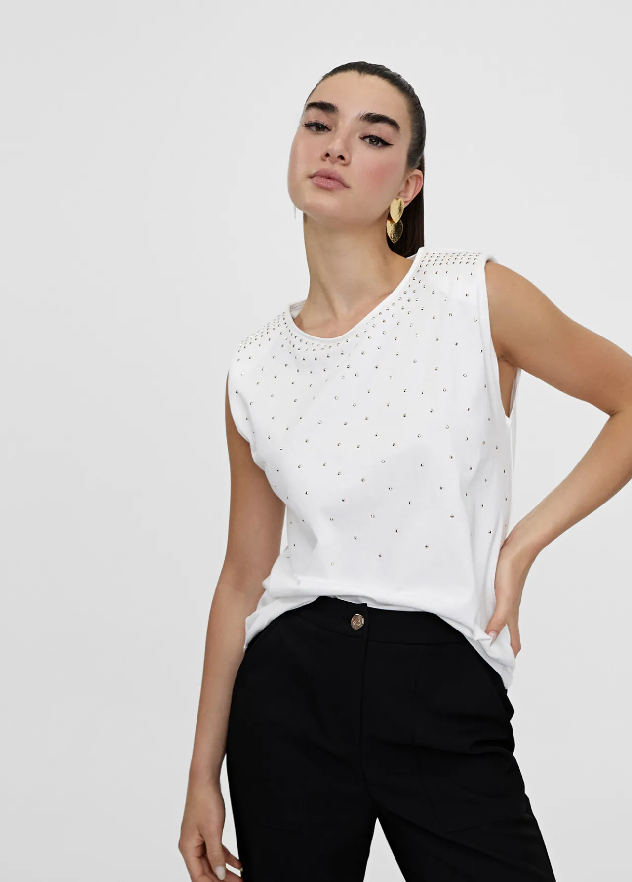 camiseta_hombreras_strass_0.webp Lola Casademunt Camisetas Y Tops<Camiseta hombreras strass BLANCO