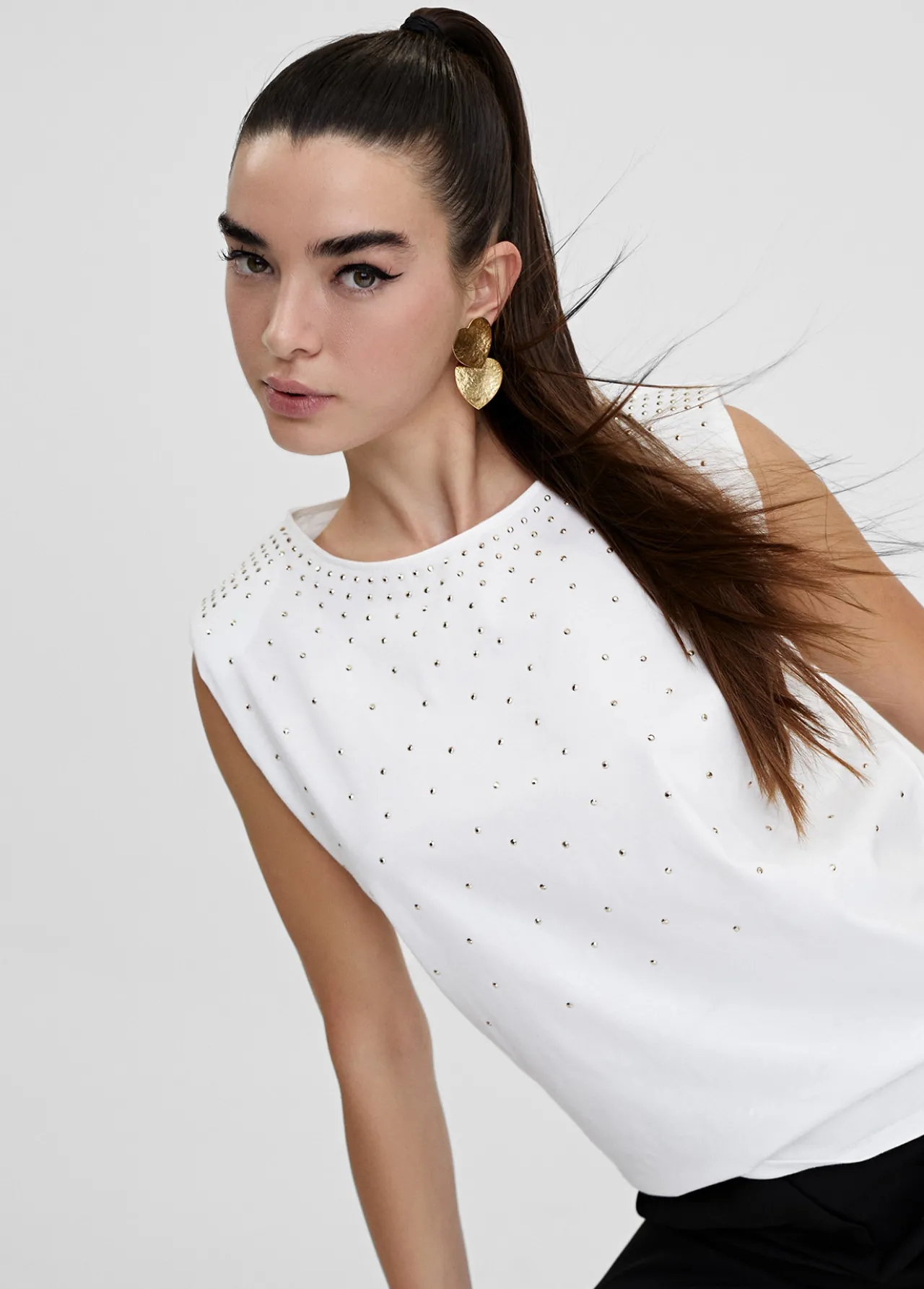 camiseta_hombreras_strass_1.webp Lola Casademunt Camisetas Y Tops<Camiseta hombreras strass BLANCO