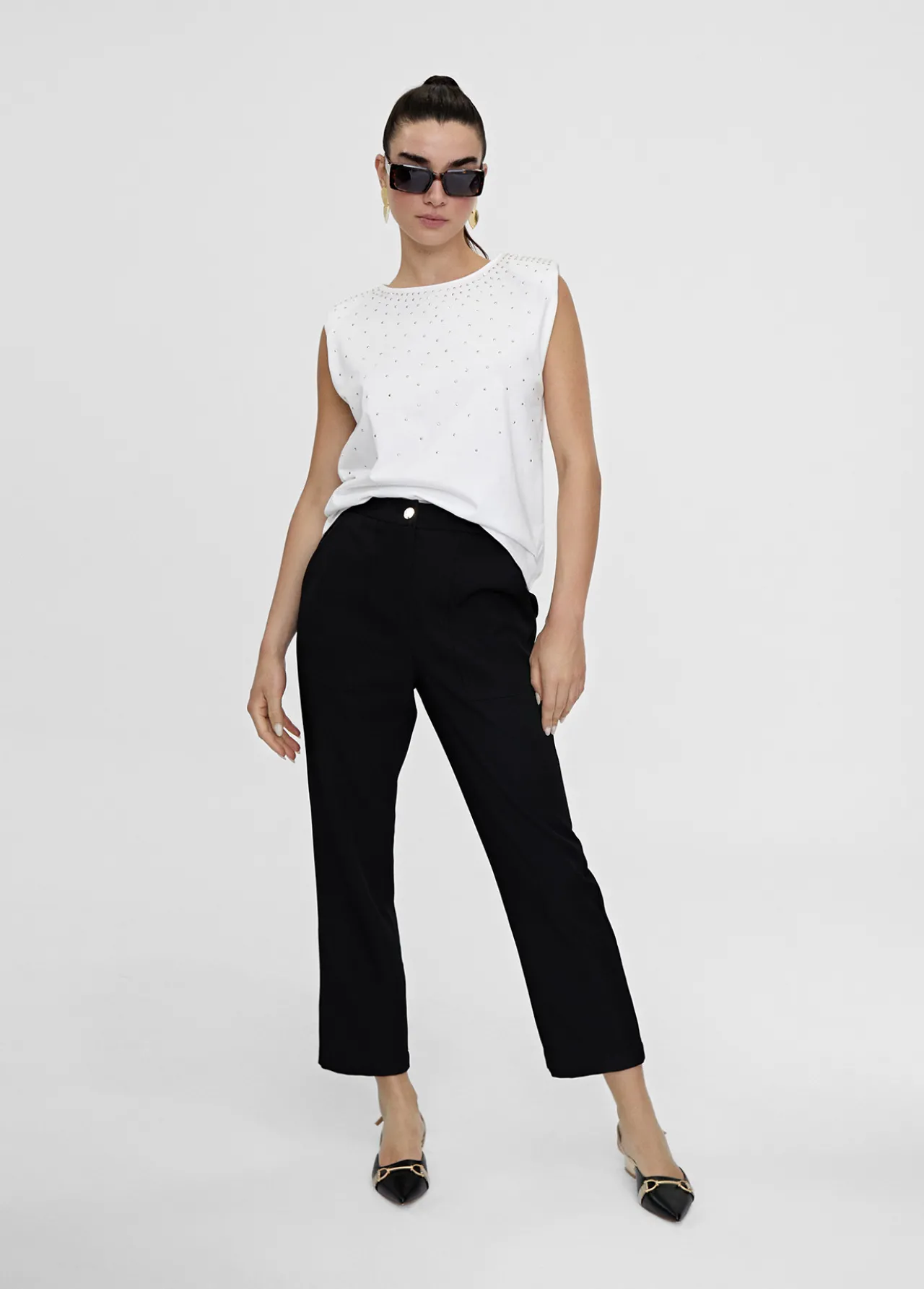 camiseta_hombreras_strass_3.webp Lola Casademunt Camisetas Y Tops<Camiseta hombreras strass BLANCO