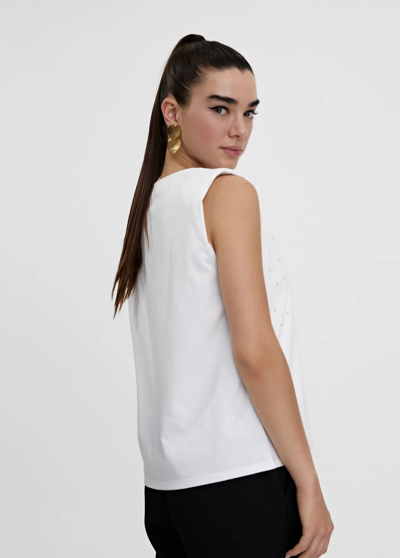 camiseta_hombreras_strass_4.webp Lola Casademunt Camisetas Y Tops<Camiseta hombreras strass BLANCO