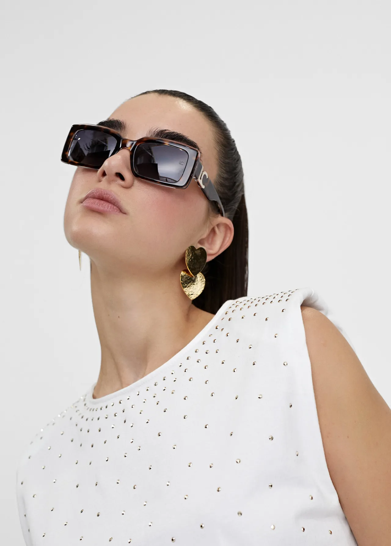 camiseta_hombreras_strass_5.webp Lola Casademunt Camisetas Y Tops<Camiseta hombreras strass BLANCO