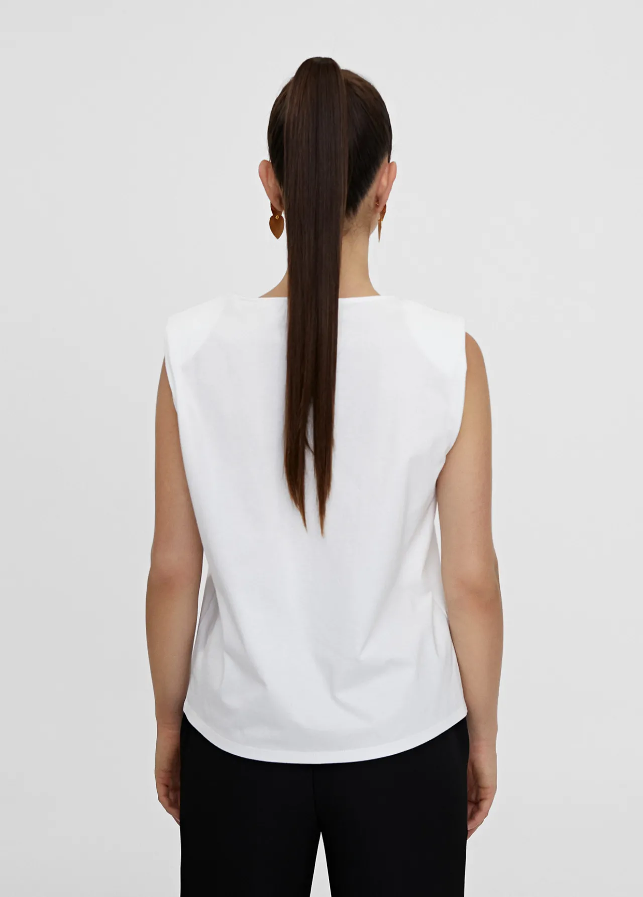 camiseta_hombreras_strass_6.webp Lola Casademunt Camisetas Y Tops<Camiseta hombreras strass BLANCO