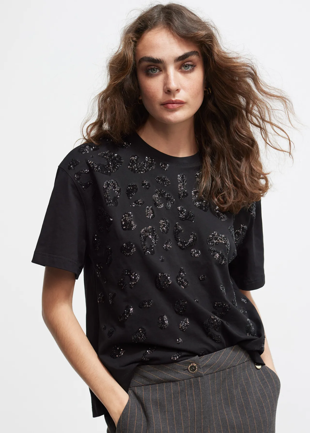 camiseta_lentejuelas_1-1.webp Lola Casademunt Camisetas Y Tops<Camiseta lentejuelas GRIS