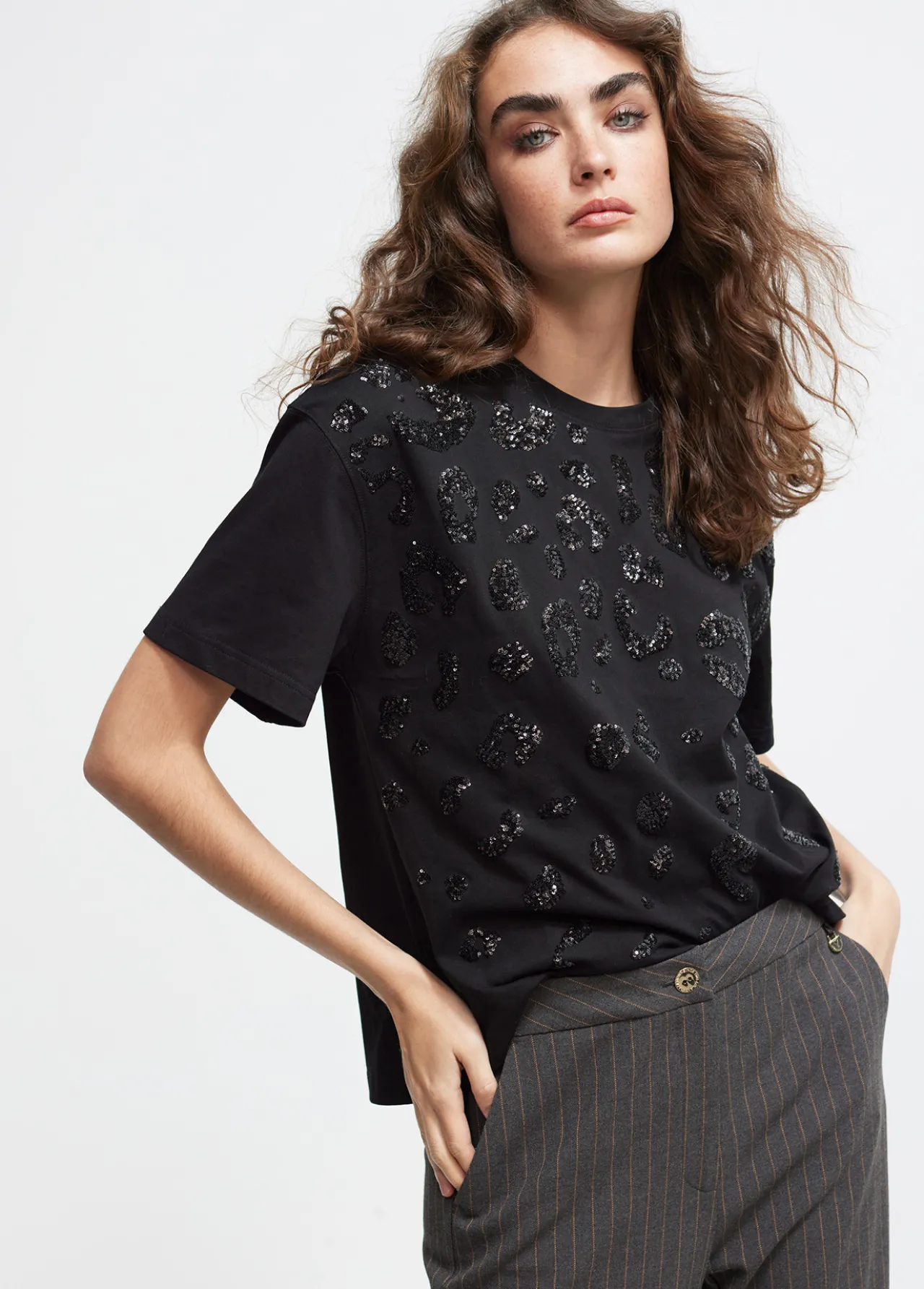 camiseta_lentejuelas_2-1.webp Lola Casademunt Camisetas Y Tops<Camiseta lentejuelas GRIS