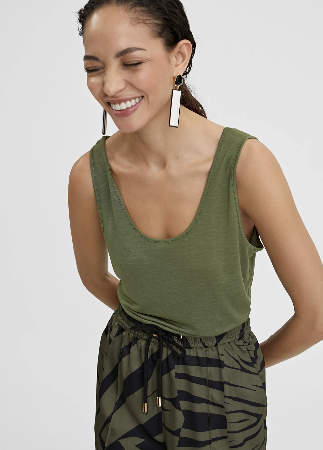 camiseta_lisa_de_tirantes_0-1.webp Lola Casademunt Camisetas Y Tops<Camiseta lisa de tirantes CALDERA