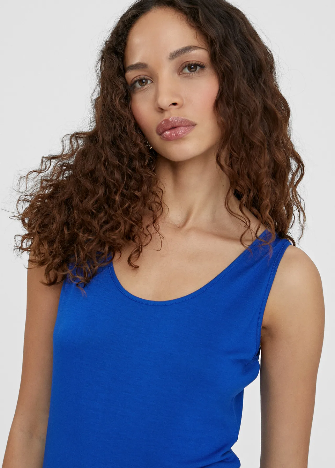 camiseta_lisa_de_tirantes_0-2.webp Lola Casademunt Camisetas Y Tops<Camiseta lisa de tirantes CALDERA