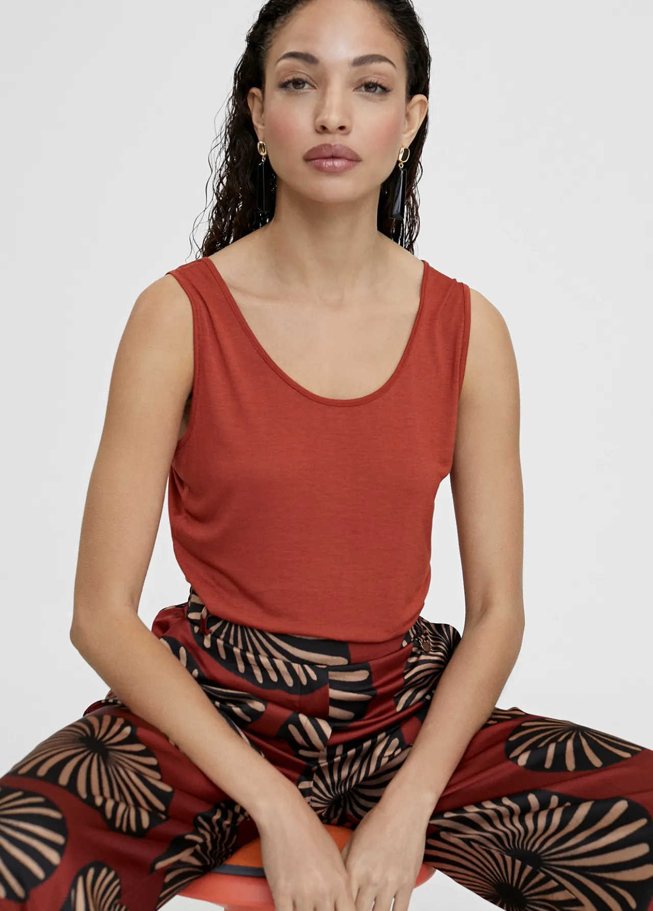 camiseta_lisa_de_tirantes_0.webp Lola Casademunt Camisetas Y Tops<Camiseta lisa de tirantes CALDERA