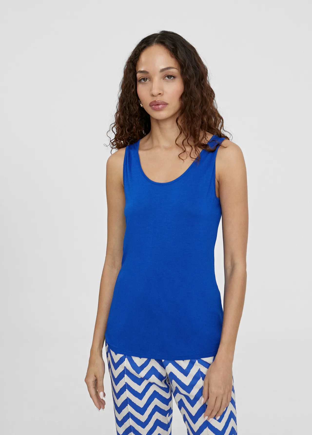 camiseta_lisa_de_tirantes_1-2.webp Lola Casademunt Camisetas Y Tops<Camiseta lisa de tirantes CALDERA