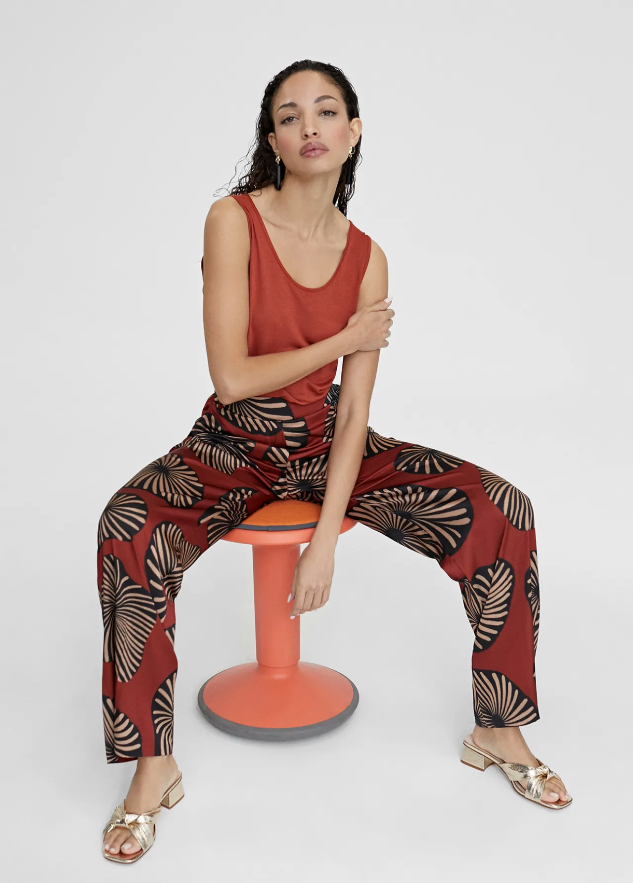 camiseta_lisa_de_tirantes_1.webp Lola Casademunt Camisetas Y Tops<Camiseta lisa de tirantes CALDERA