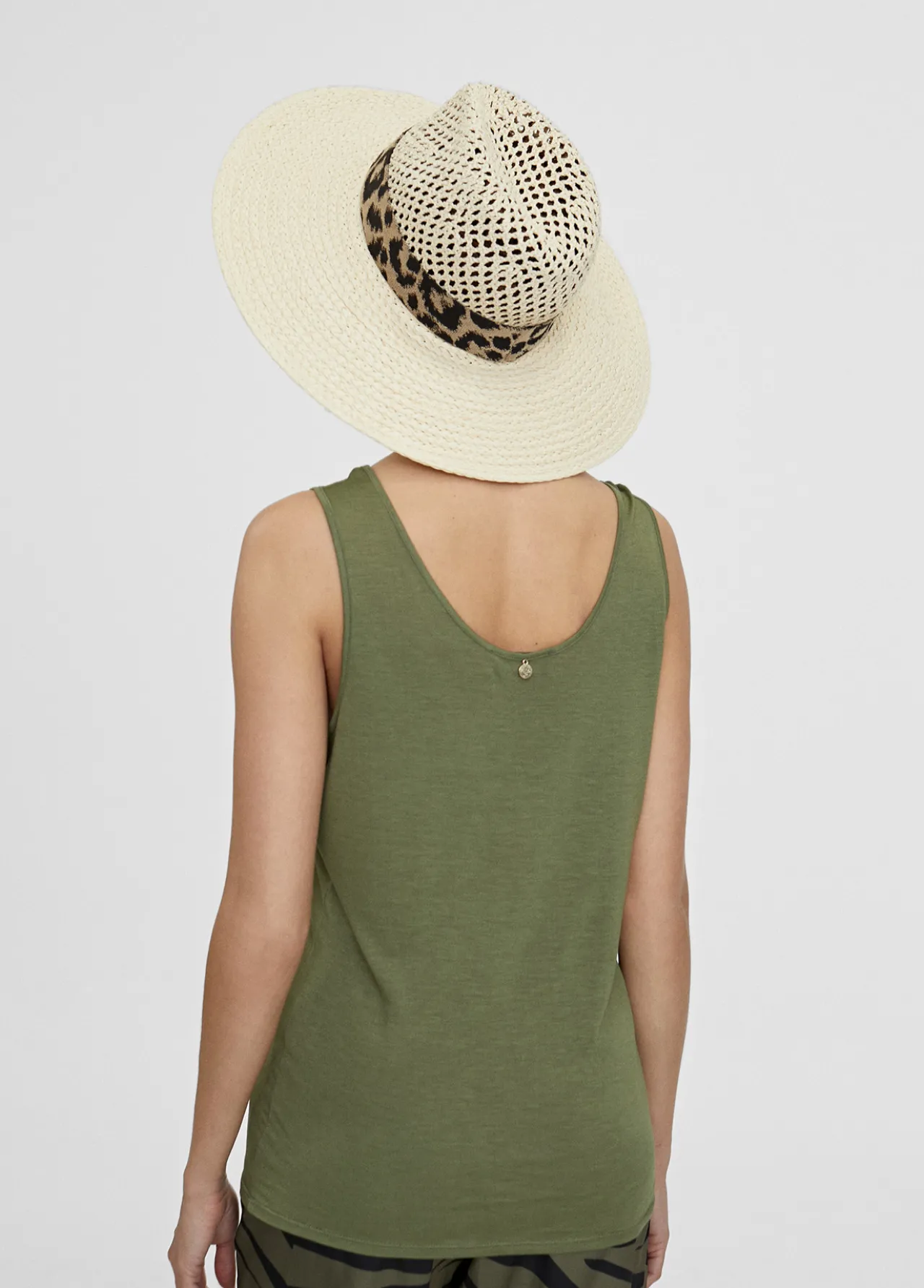 camiseta_lisa_de_tirantes_2-1.webp Lola Casademunt Camisetas Y Tops<Camiseta lisa de tirantes CALDERA
