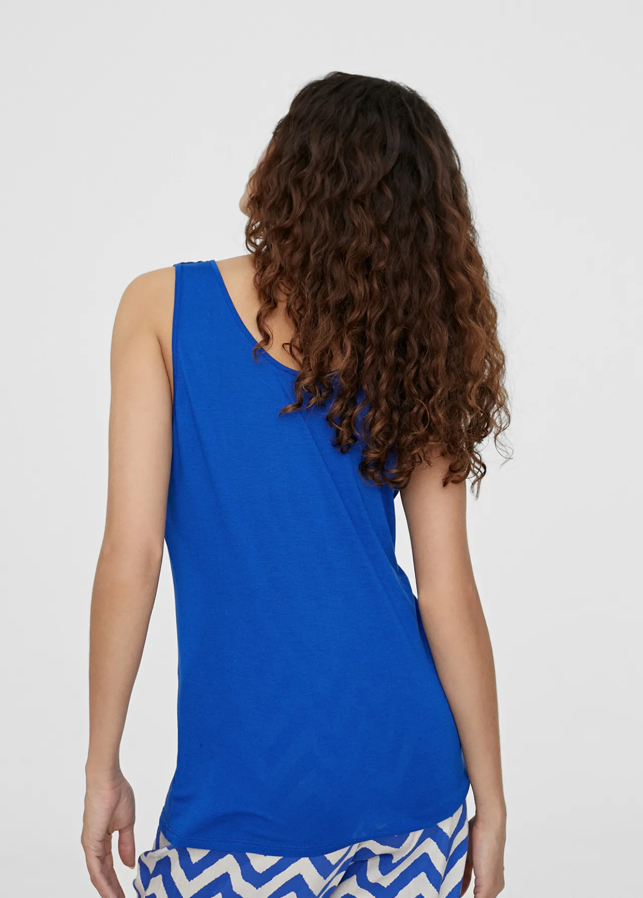 camiseta_lisa_de_tirantes_3-2.webp Lola Casademunt Camisetas Y Tops<Camiseta lisa de tirantes CALDERA