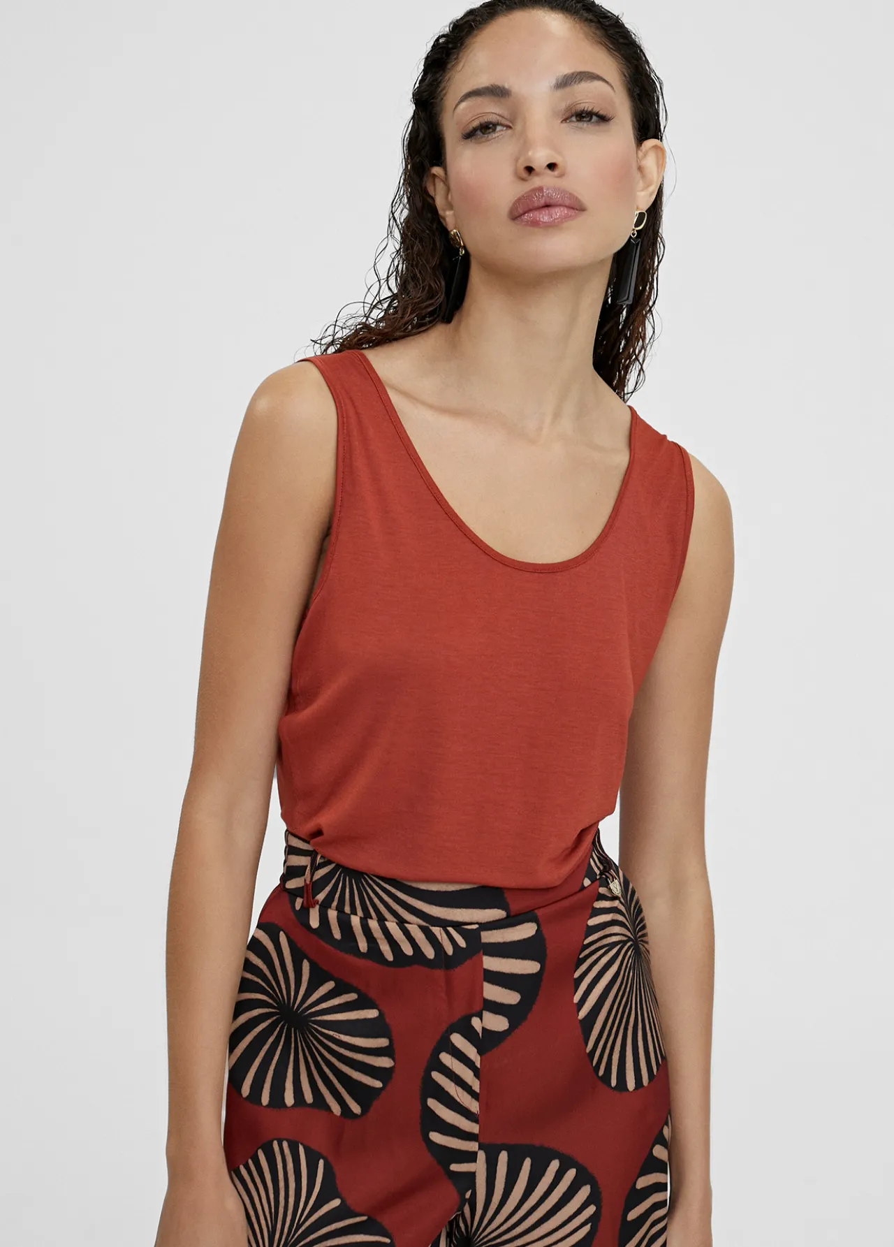 camiseta_lisa_de_tirantes_3.webp Lola Casademunt Camisetas Y Tops<Camiseta lisa de tirantes CALDERA
