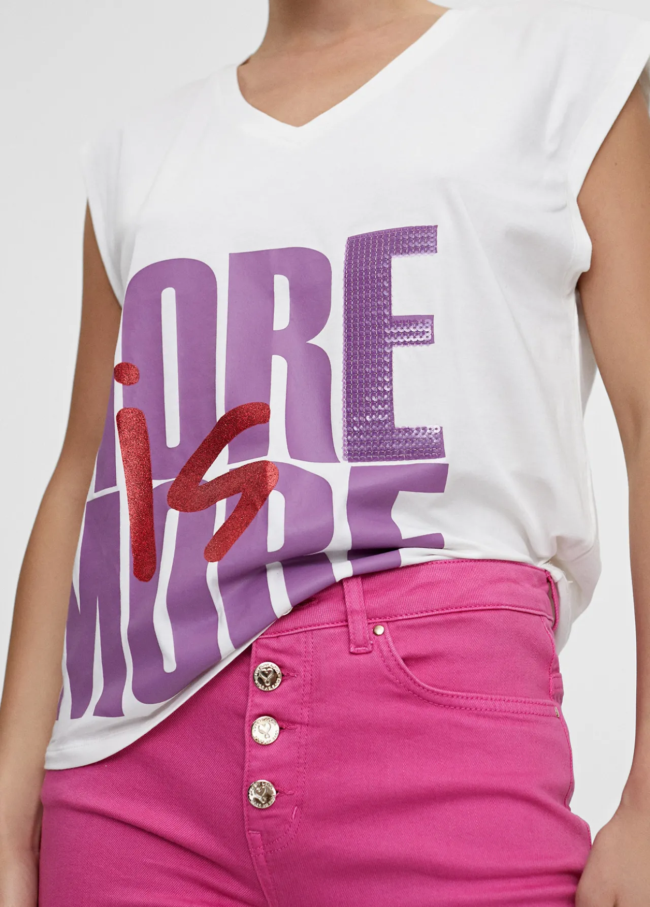 camiseta_more_is_more_1.webp Lola Casademunt Camisetas Y Tops<Camiseta more is more BLANCO-ROSA