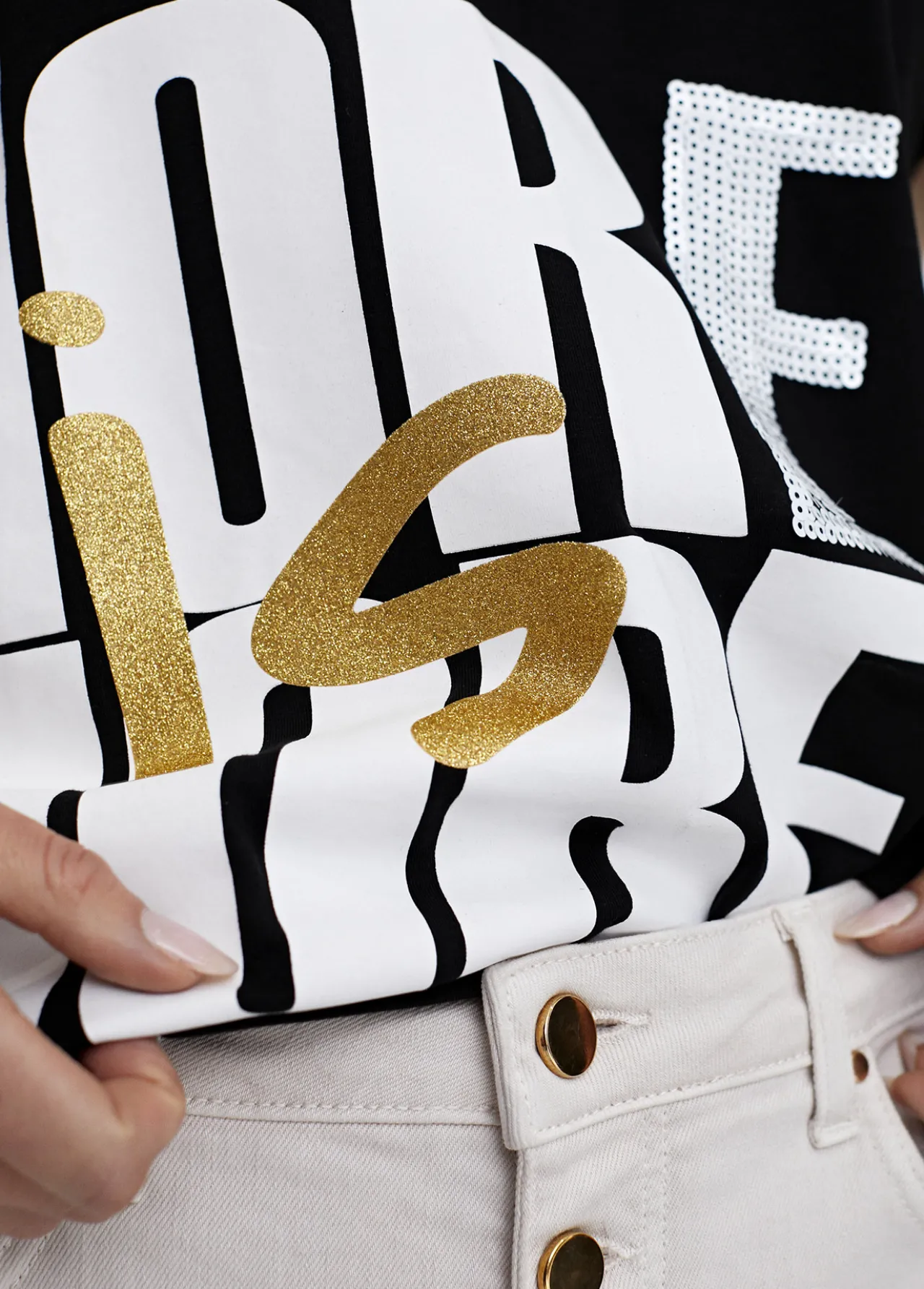 camiseta_more_is_more_3-1.webp Lola Casademunt Camisetas Y Tops<Camiseta more is more NEGRO-BLANCO