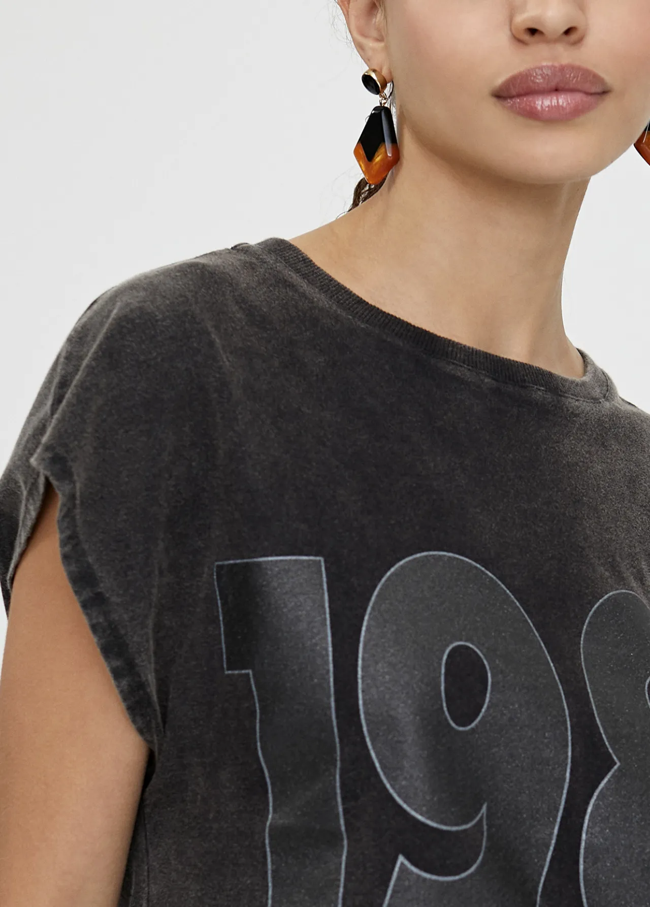 camiseta_posicionado_frontal_2-1.webp Lola Casademunt Camisetas Y Tops<Camiseta posicionado frontal GRIS