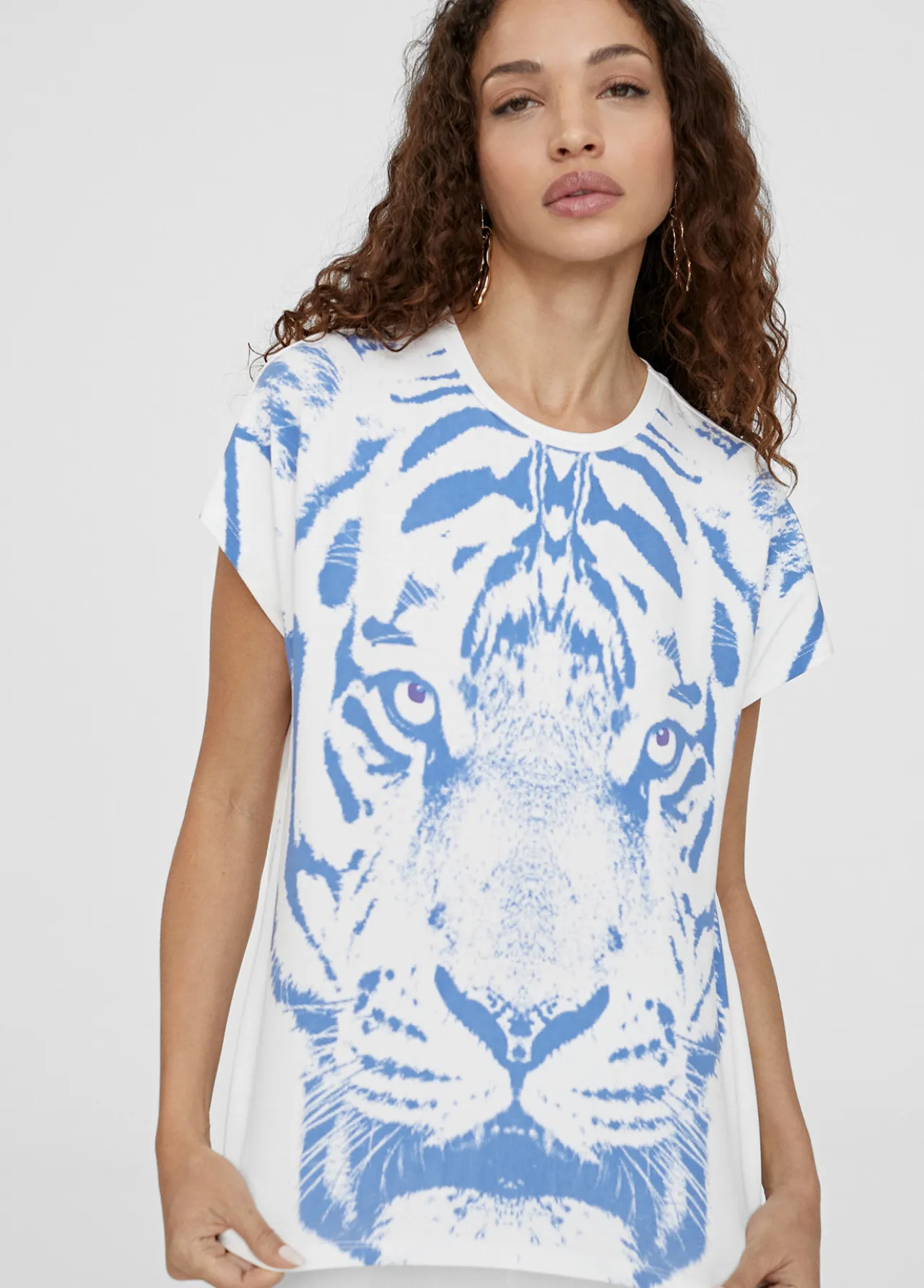 camiseta_posicionado_tigre_0.webp Lola Casademunt Camisetas Y Tops<Camiseta posicionado tigre BLANCO-NEGRO