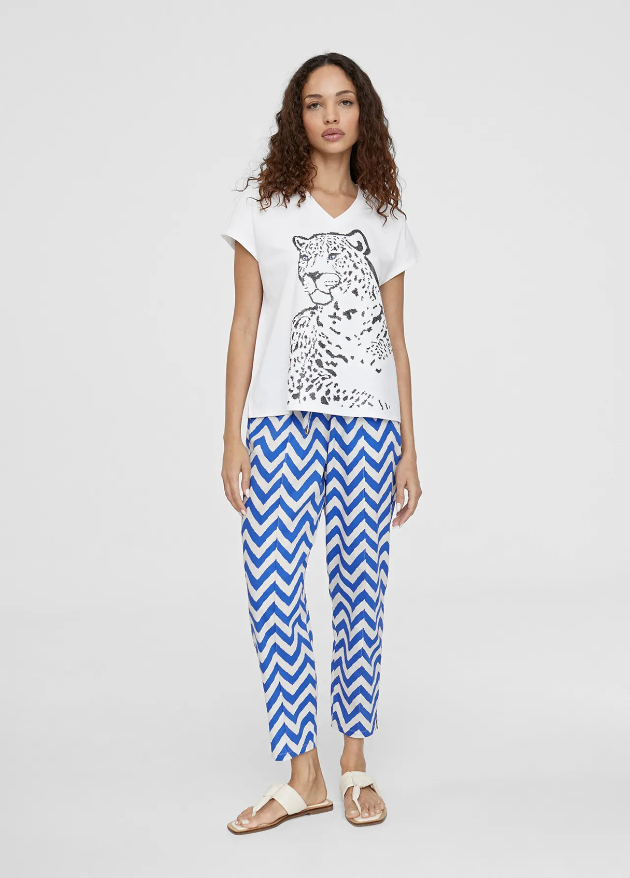 camiseta_posicionado_trigre_0.webp Lola Casademunt Camisetas Y Tops<Camiseta posicionado trigre BLANCO