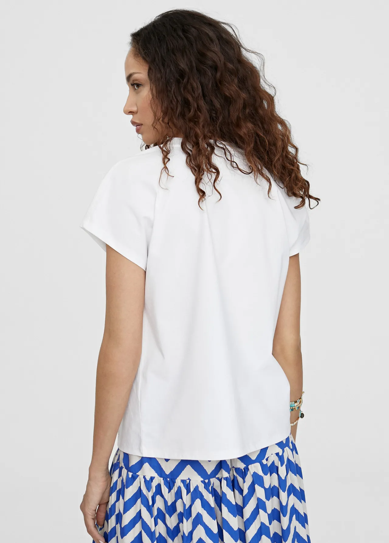 camiseta_posicionado_trigre_2.webp Lola Casademunt Camisetas Y Tops<Camiseta posicionado trigre BLANCO