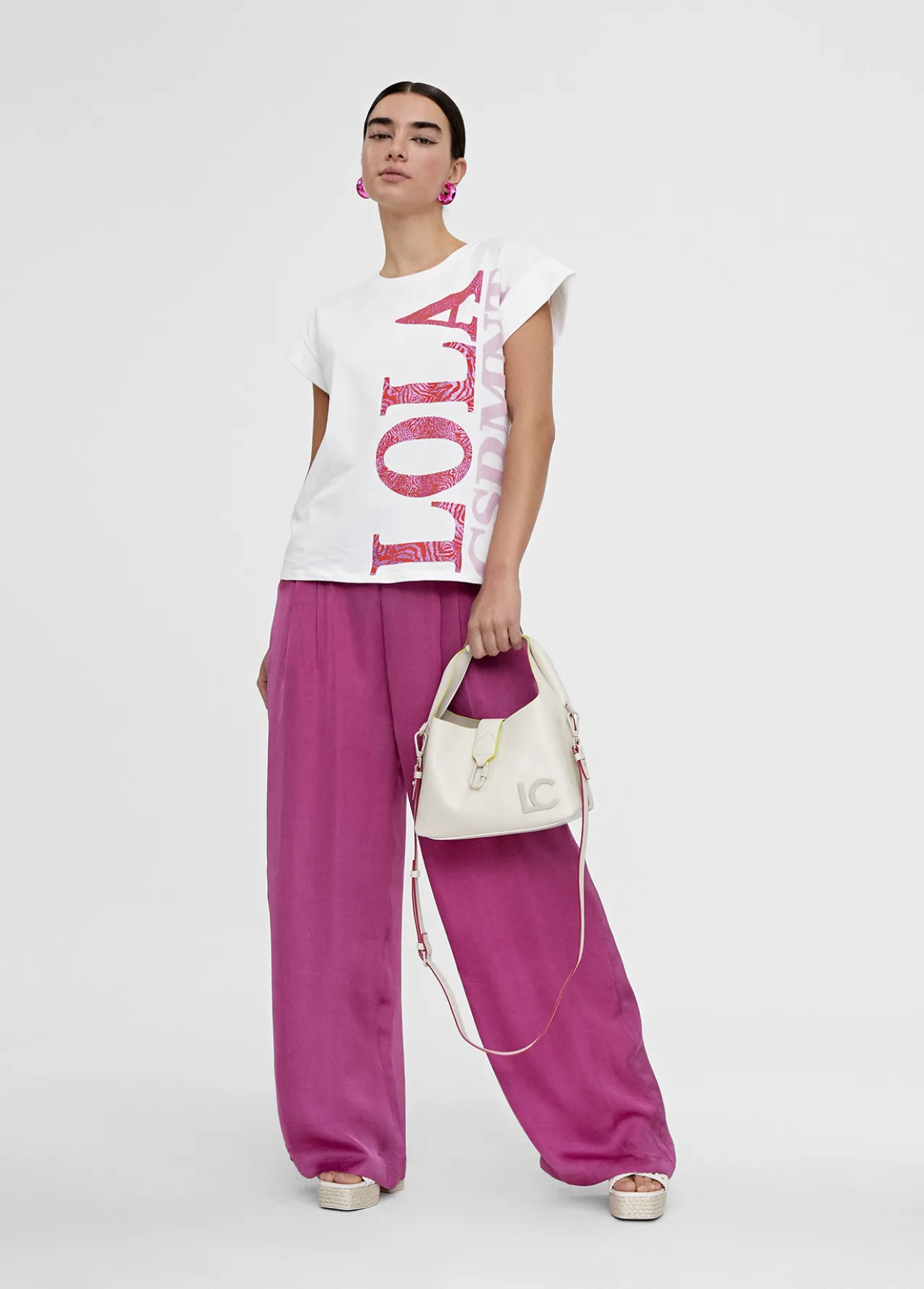 camiseta_posicionado_vertica_lola_1.webp Lola Casademunt Camisetas Y Tops<Camiseta posicionado vertica Lola BLANCO-ROSA