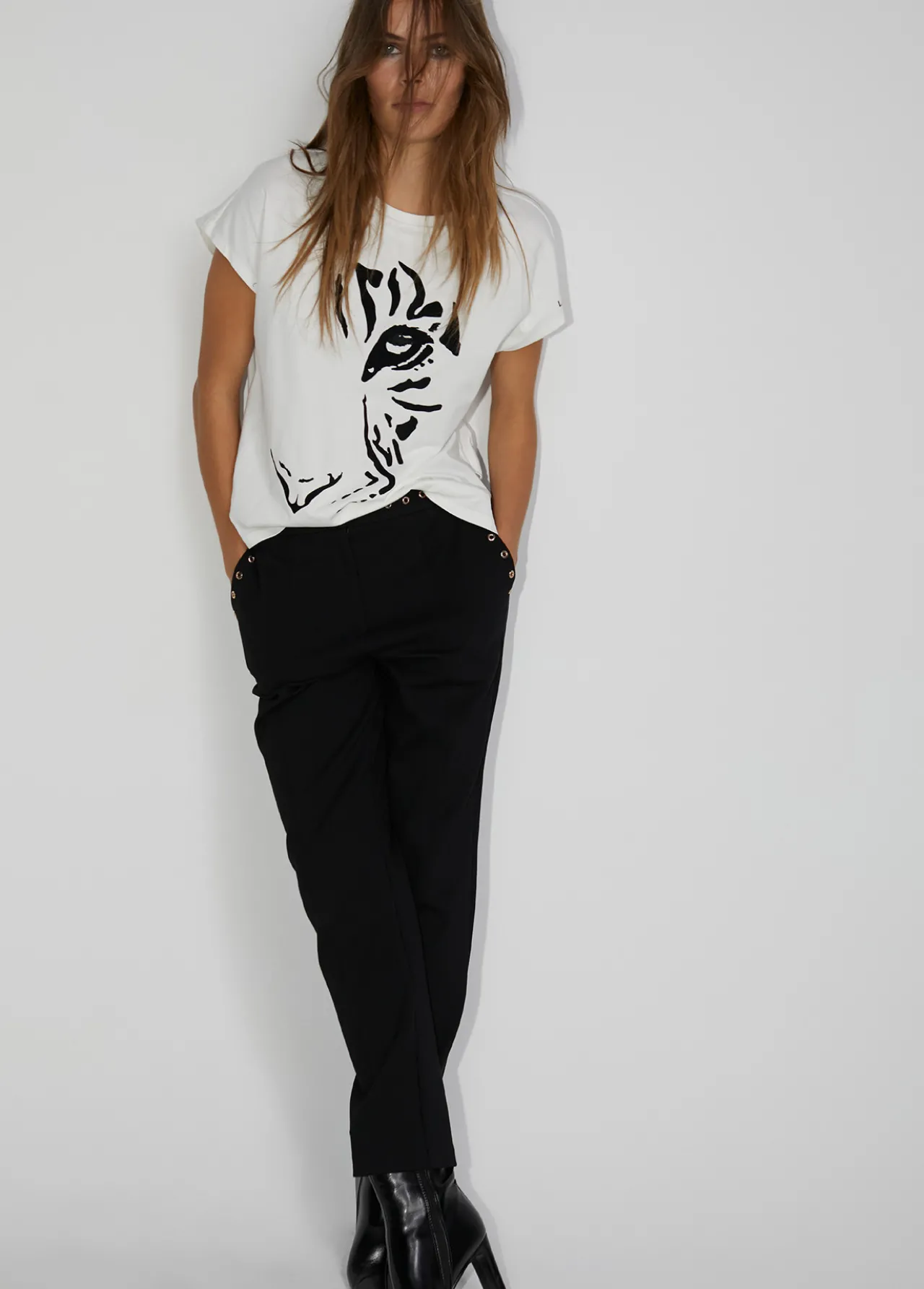 camiseta_tigre_3.webp Lola Casademunt Animal Print | Camisetas Y Tops<Camiseta tigre BLANCO