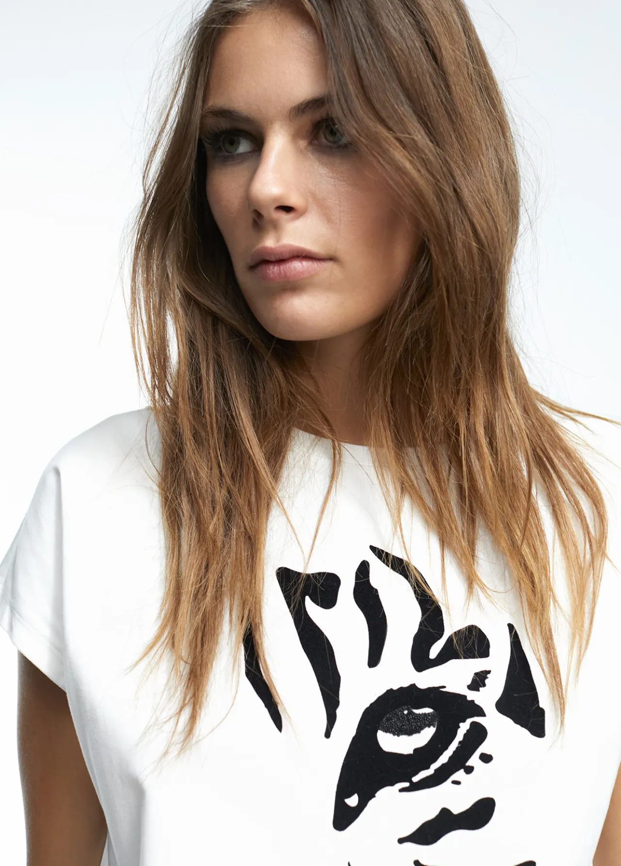 camiseta_tigre_5.webp Lola Casademunt Animal Print | Camisetas Y Tops<Camiseta tigre BLANCO