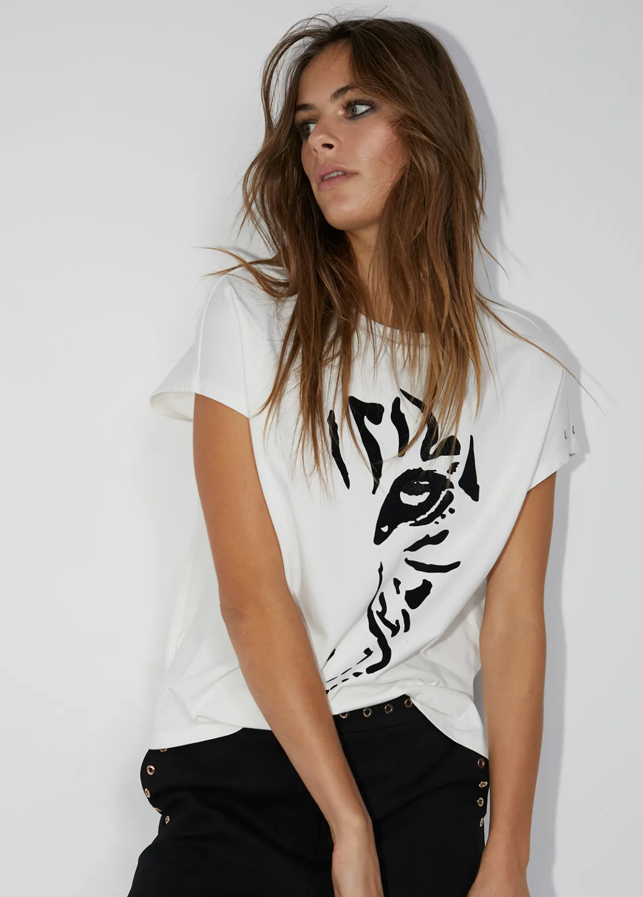 camiseta_tigre_6.webp Lola Casademunt Animal Print | Camisetas Y Tops<Camiseta tigre BLANCO