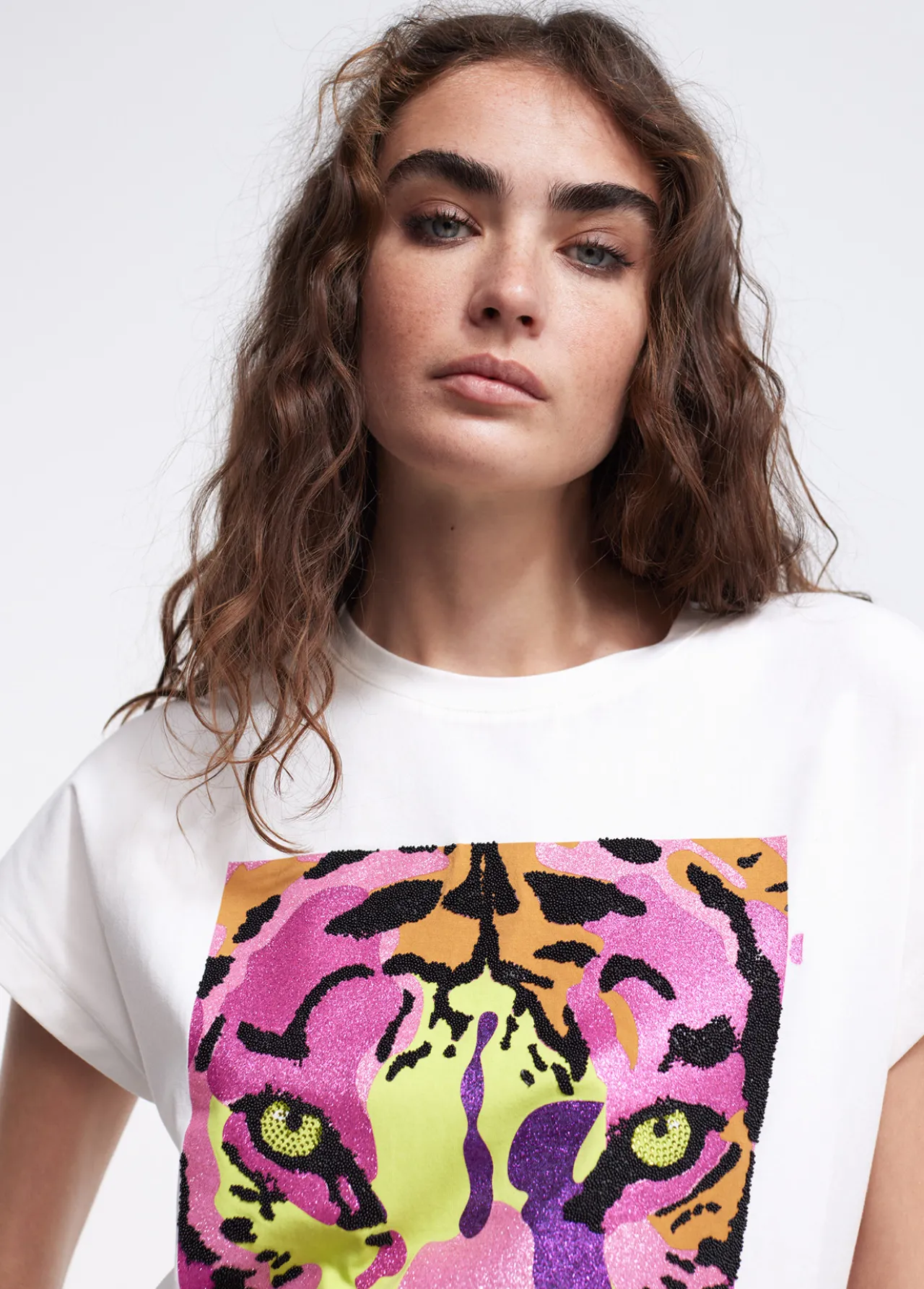 camiseta_tigre_multicolor_1.webp Lola Casademunt Camisetas Y Tops<Camiseta tigre multicolor BLANCO