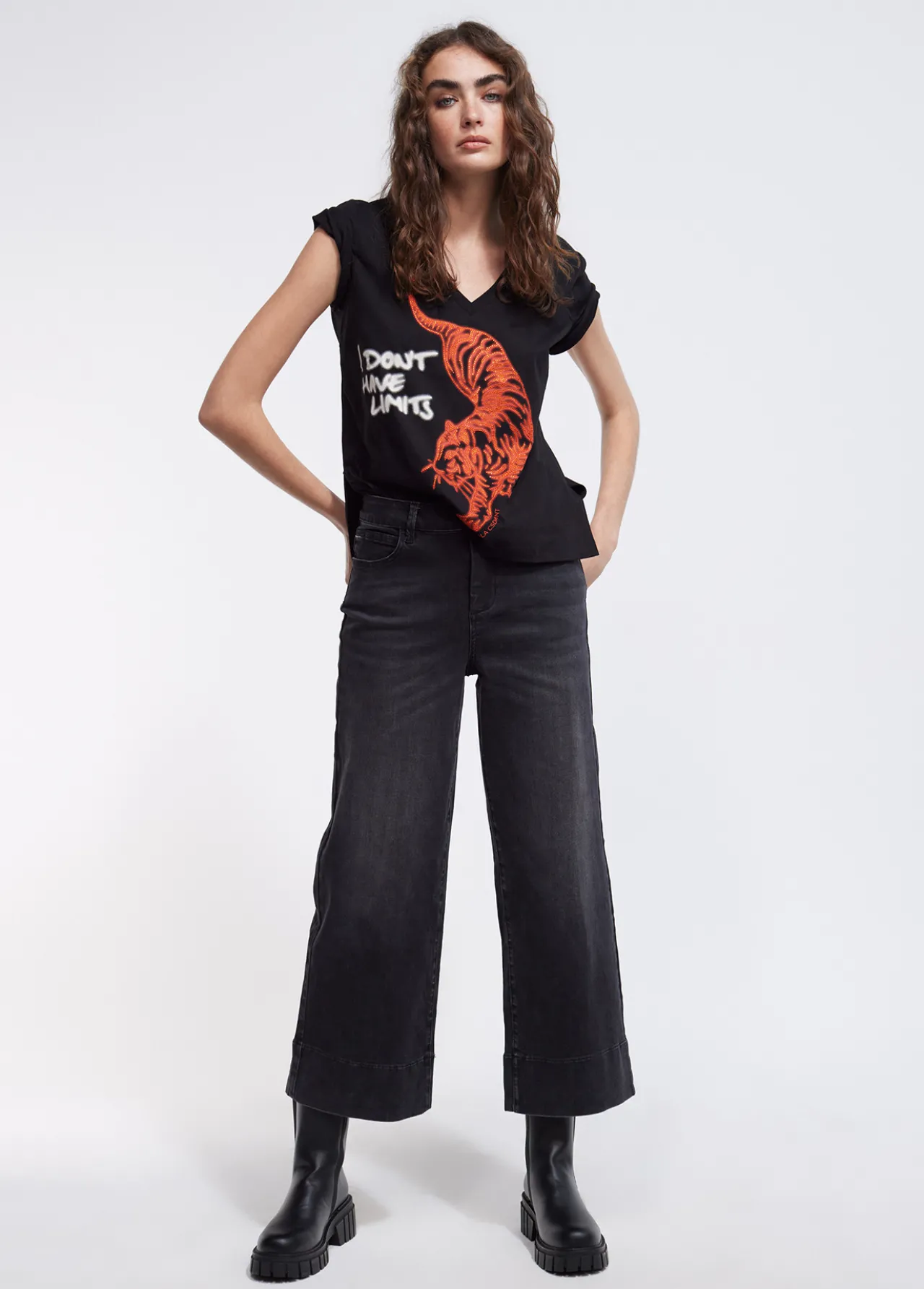 camiseta_tigre_strass_1.webp Lola Casademunt Camisetas Y Tops<Camiseta tigre strass NEGRO