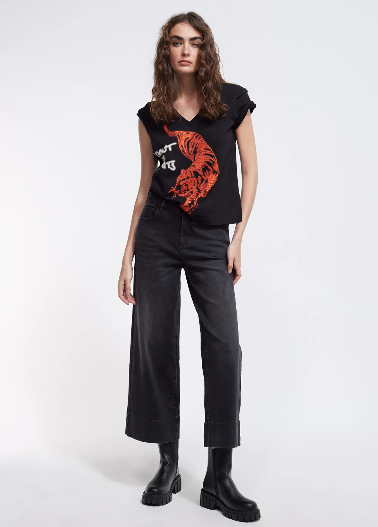 camiseta_tigre_strass_4.webp Lola Casademunt Camisetas Y Tops<Camiseta tigre strass NEGRO