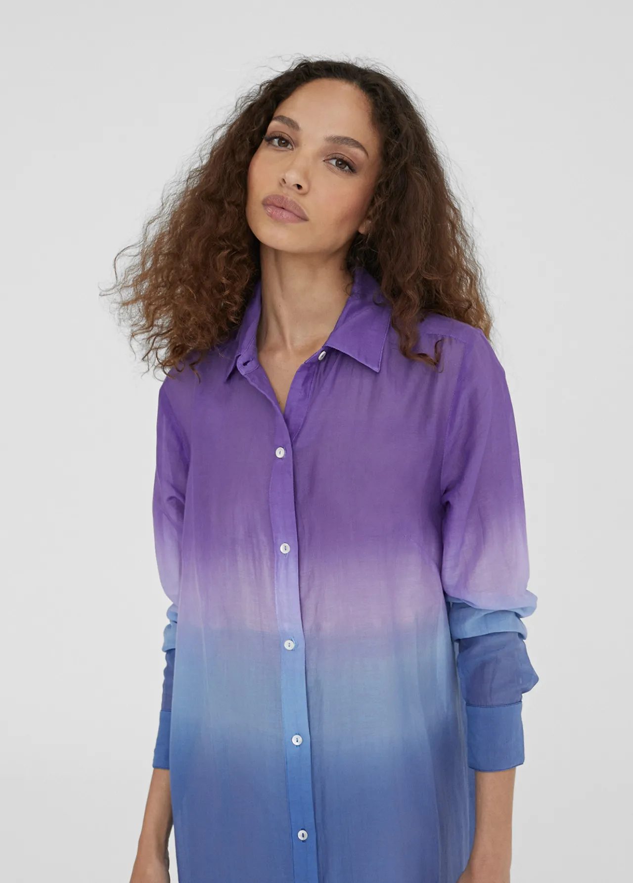 camisola_larga_tie_dye_5.webp Lola Casademunt Camisas Y Blusas | Baño<Camisola larga tie dye AZULELECTRICO