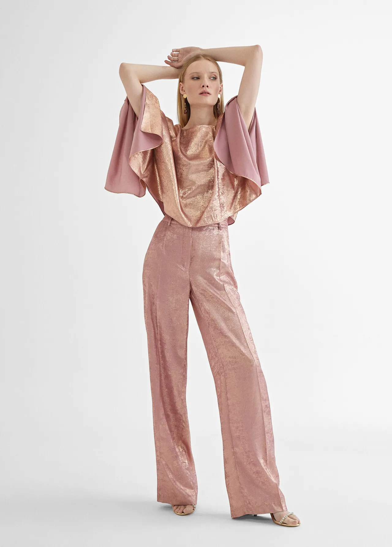 capa_corta_rosa_0.webp Lola Casademunt Camisas Y Blusas | Americanas Y Blazers<Capa corta ROSA