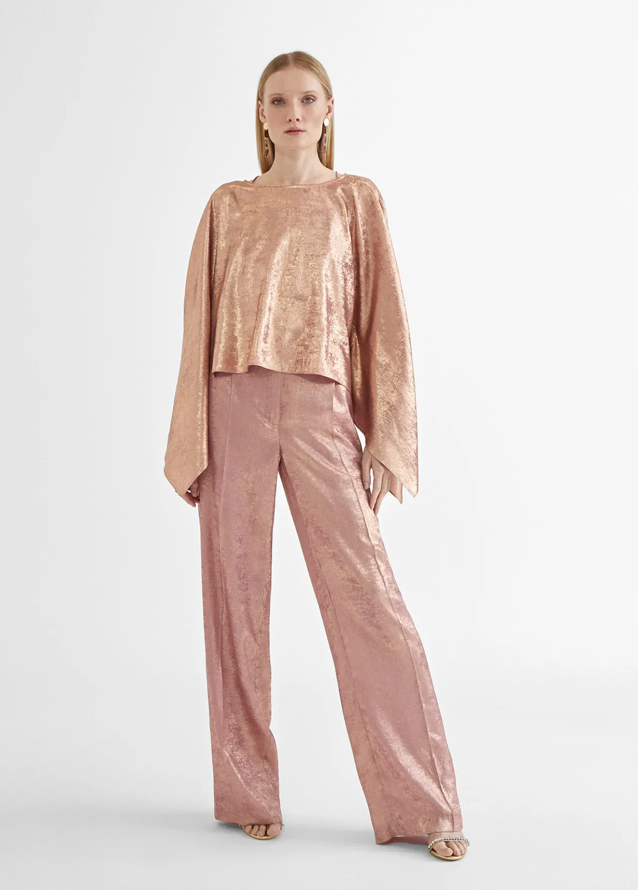 capa_corta_rosa_1.webp Lola Casademunt Camisas Y Blusas | Americanas Y Blazers<Capa corta ROSA