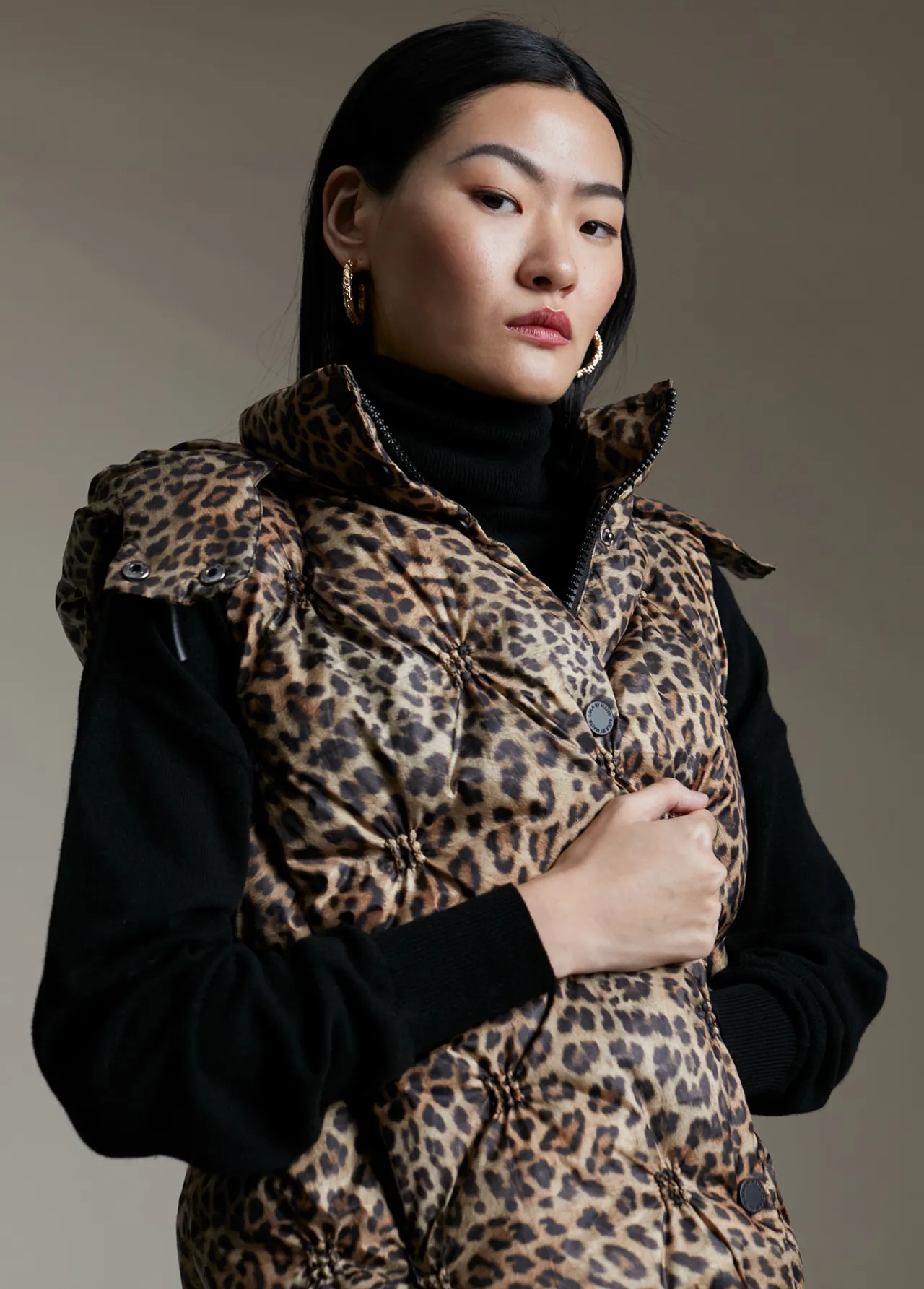 chaleco_acolchado_animal_print_0-1.webp Lola Casademunt Animal Print | Chalecos<Chaleco acolchado animal print FUCSIA