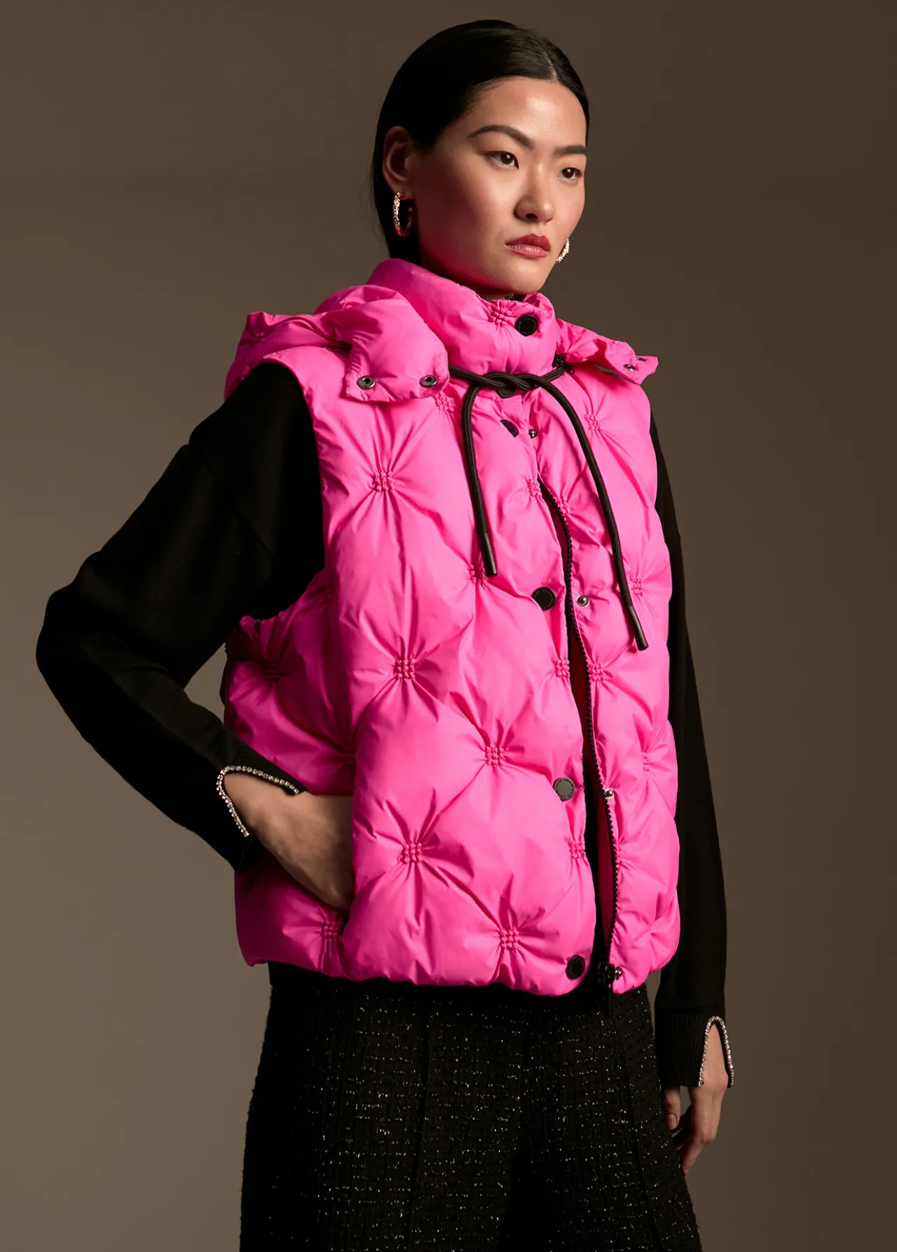 chaleco_acolchado_animal_print_3.webp Lola Casademunt Chalecos<Chaleco acolchado animal print FUCSIA