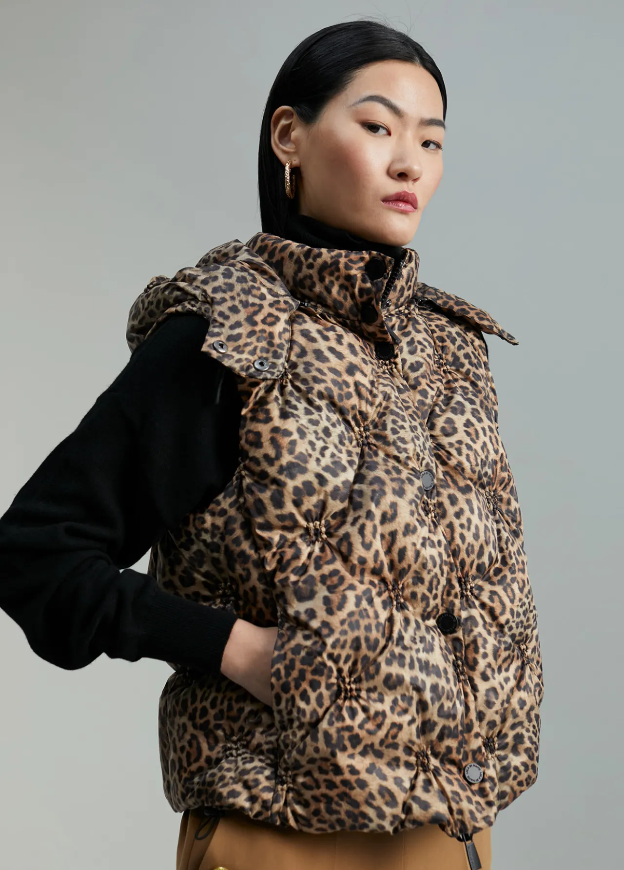 chaleco_acolchado_animal_print_4-1.webp Lola Casademunt Animal Print | Chalecos<Chaleco acolchado animal print FUCSIA