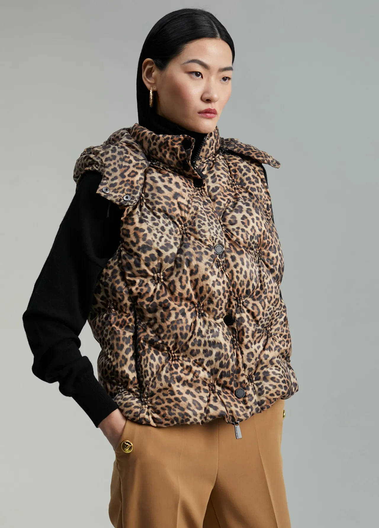 chaleco_acolchado_animal_print_6-1.webp Lola Casademunt Animal Print | Chalecos<Chaleco acolchado animal print FUCSIA